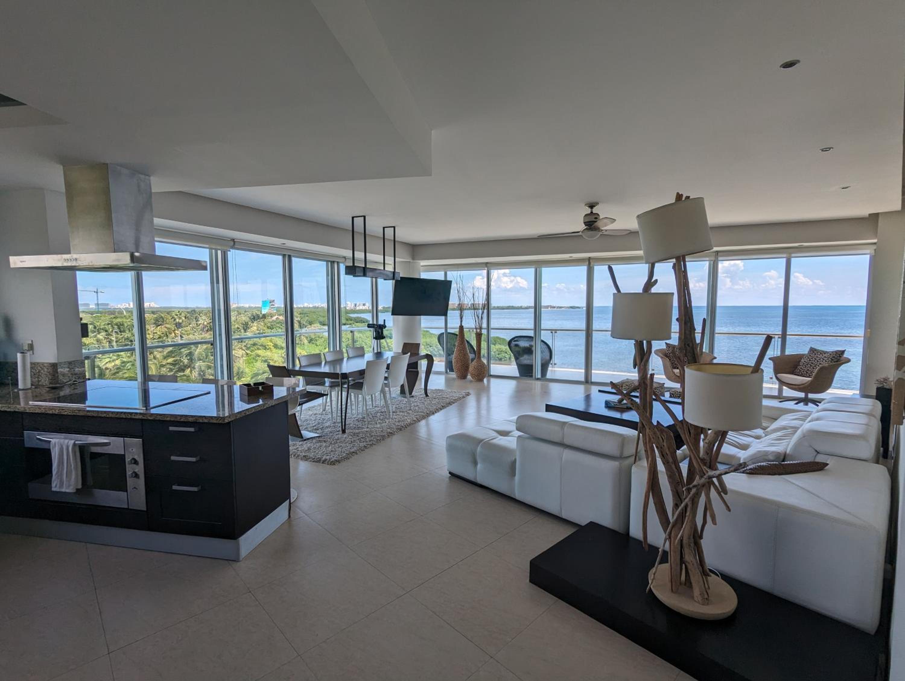 Peninsula Luxury Apartments with ocean front and espectacular views - no pets