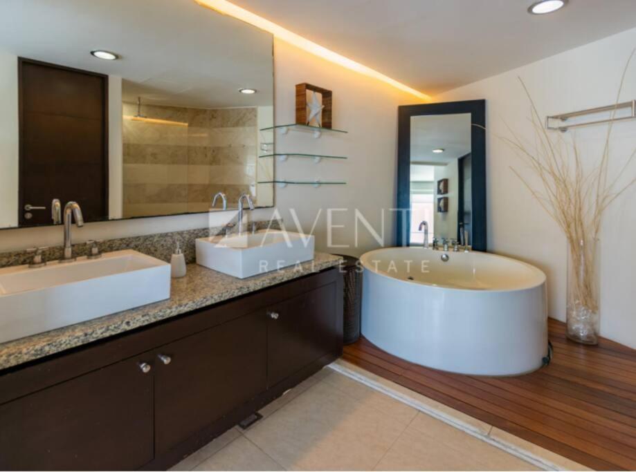 Peninsula Luxury Apartments with ocean front and espectacular views - no pets