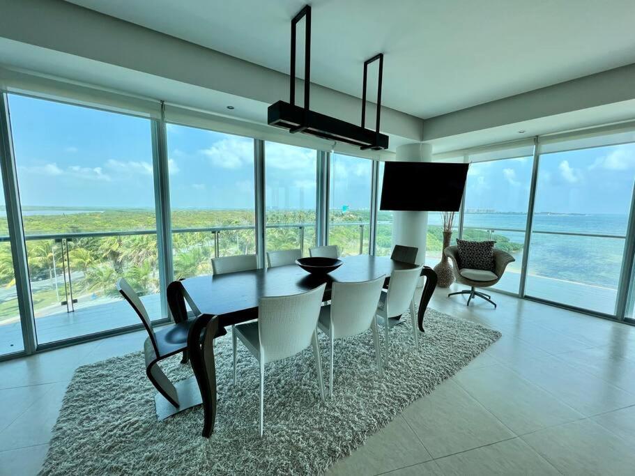 Peninsula Luxury Apartments with ocean front and espectacular views - no pets
