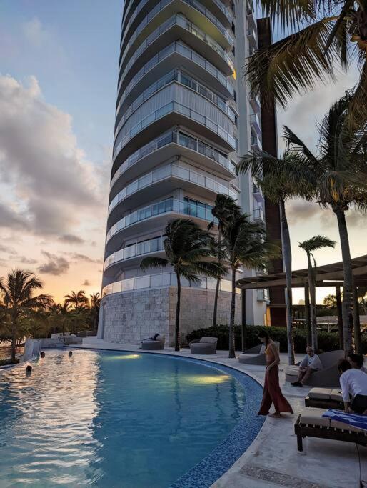 Peninsula Luxury Apartments with ocean front and espectacular views - no pets
