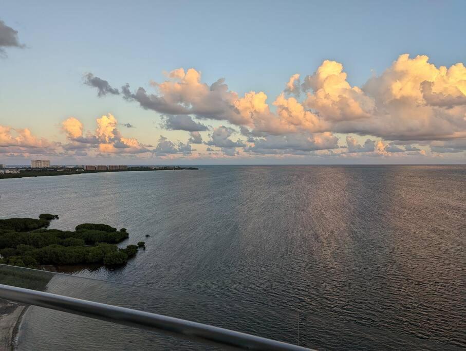 Peninsula Luxury Apartments with ocean front and espectacular views - no pets