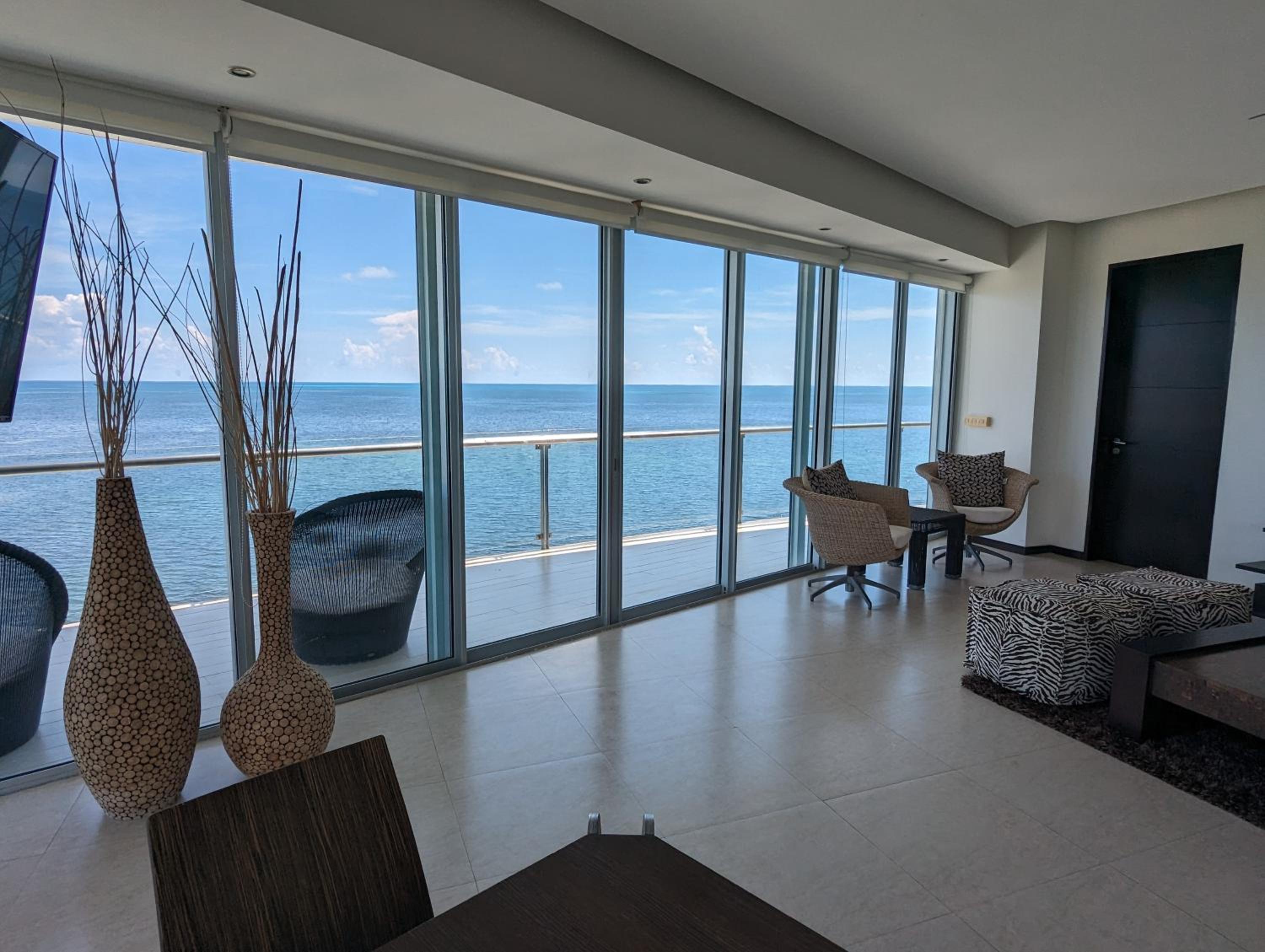 Peninsula Luxury Apartments with ocean front and espectacular views - no pets