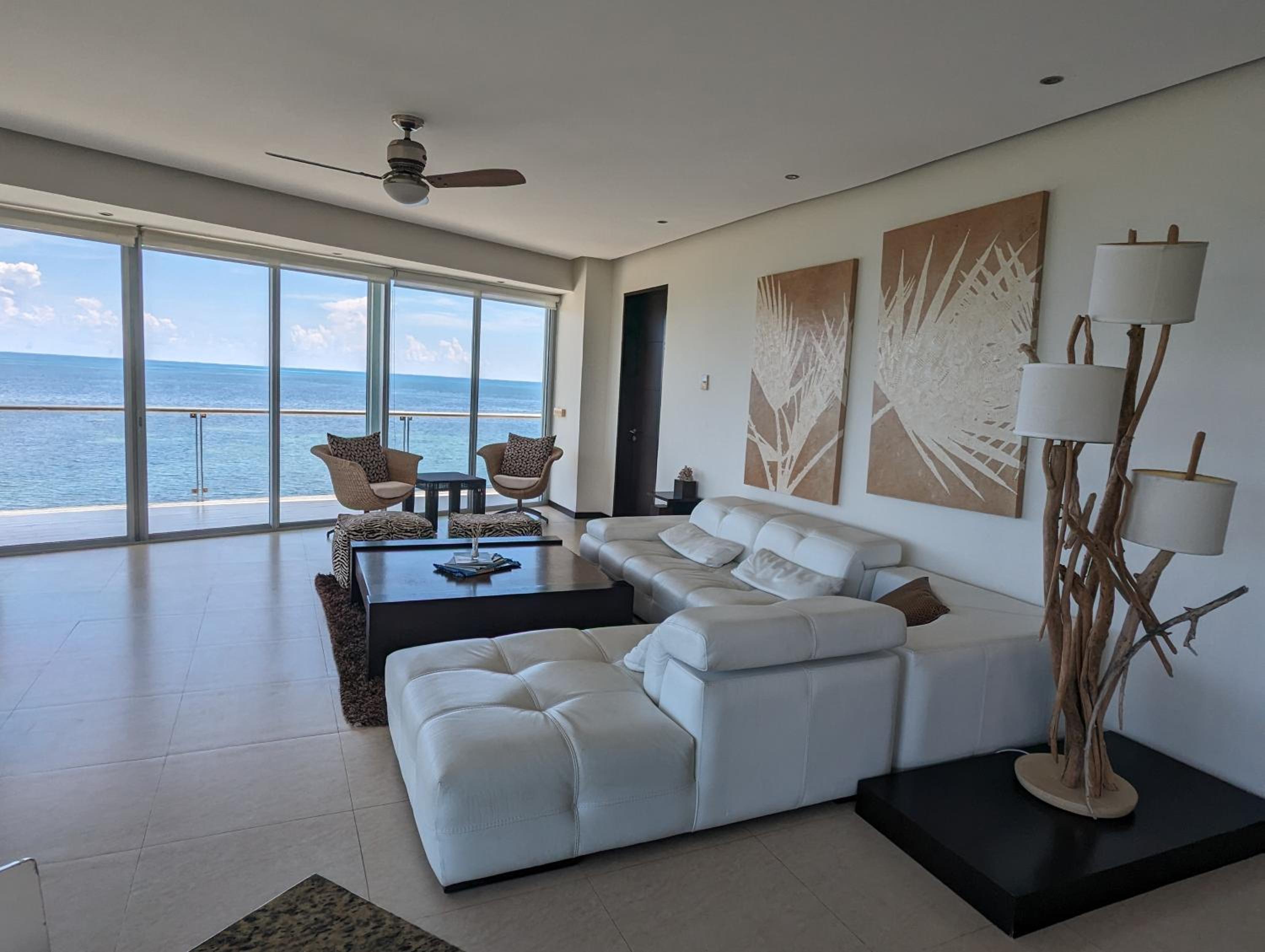 Peninsula Luxury Apartments with ocean front and espectacular views - no pets