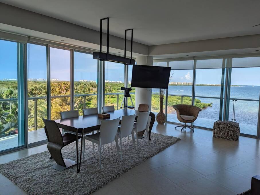 Peninsula Luxury Apartments with ocean front and espectacular views - no pets