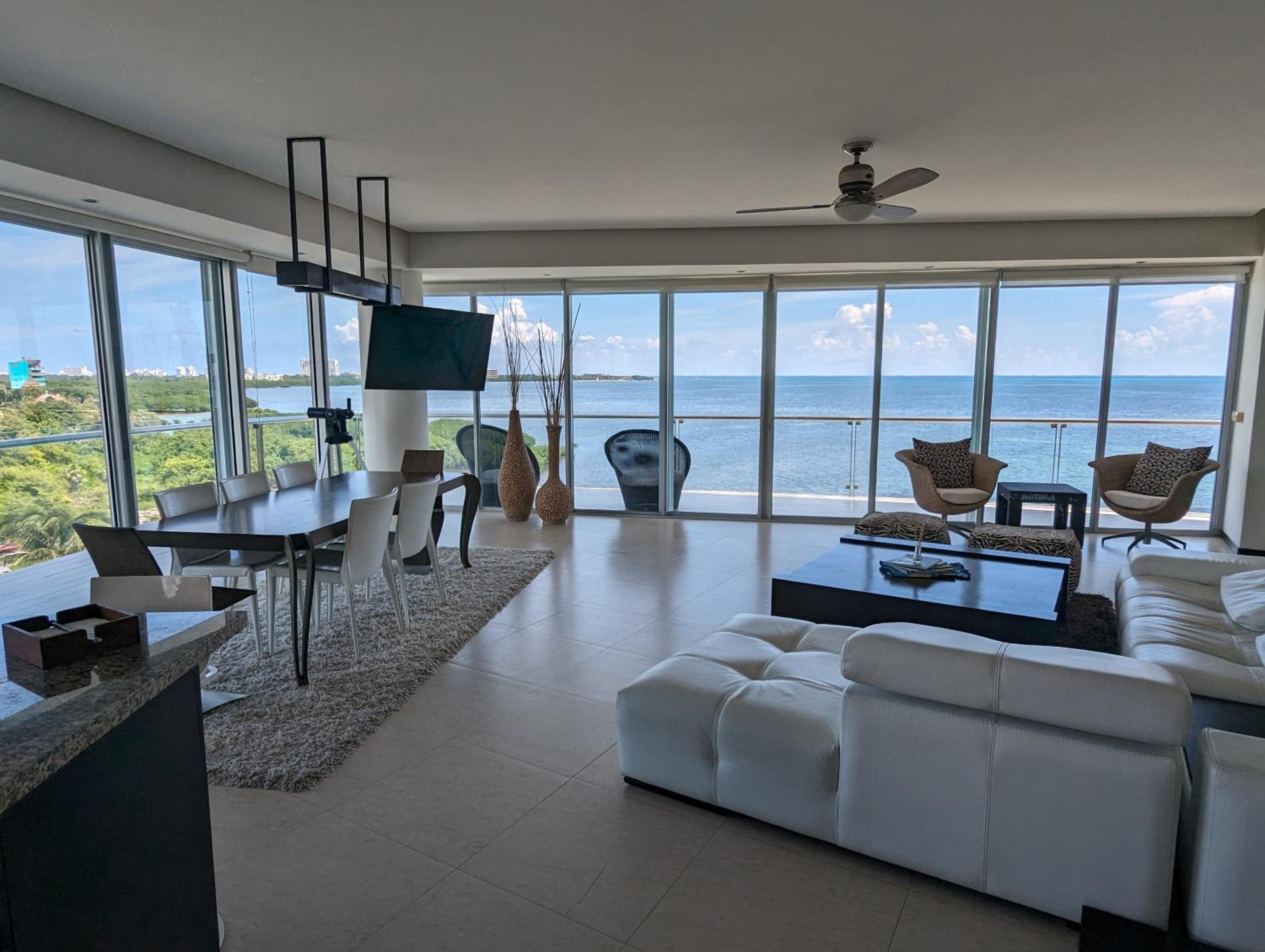 Peninsula Luxury Apartments with ocean front and espectacular views - no pets