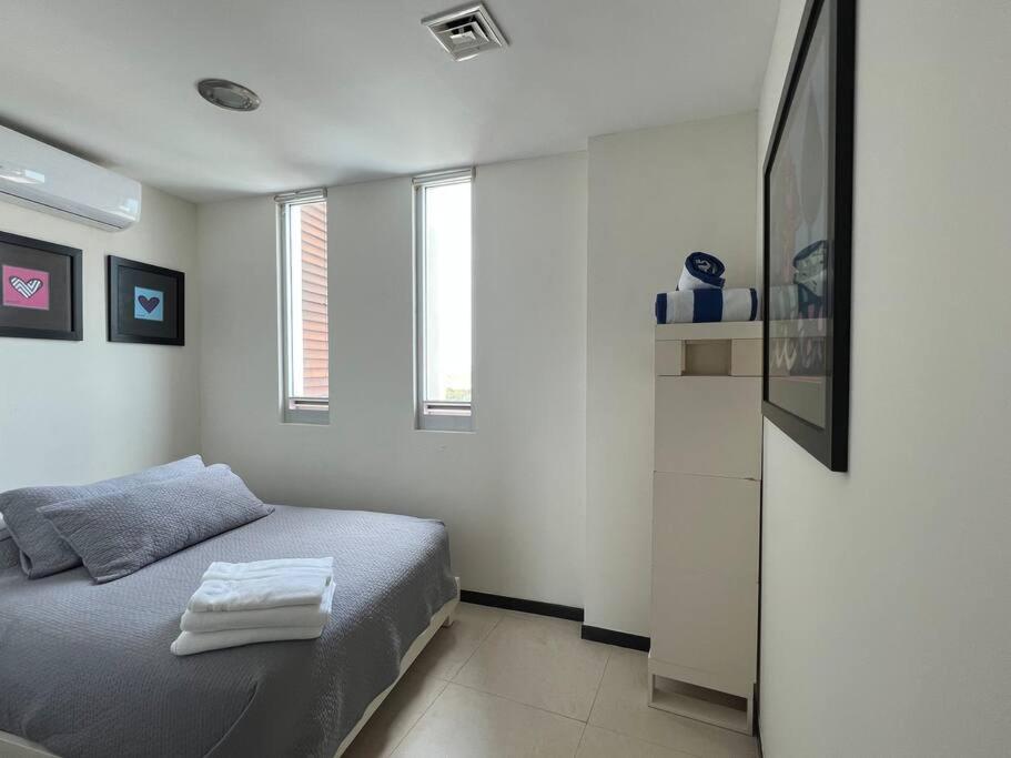 Peninsula Luxury Apartments with ocean front and espectacular views - no pets