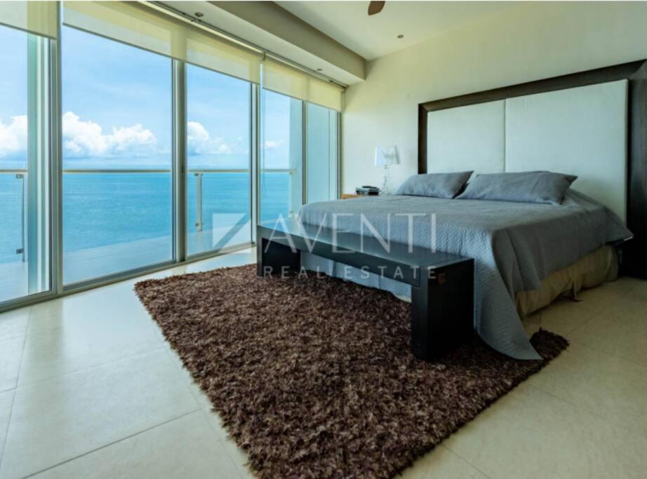 Peninsula Luxury Apartments with ocean front and espectacular views - no pets