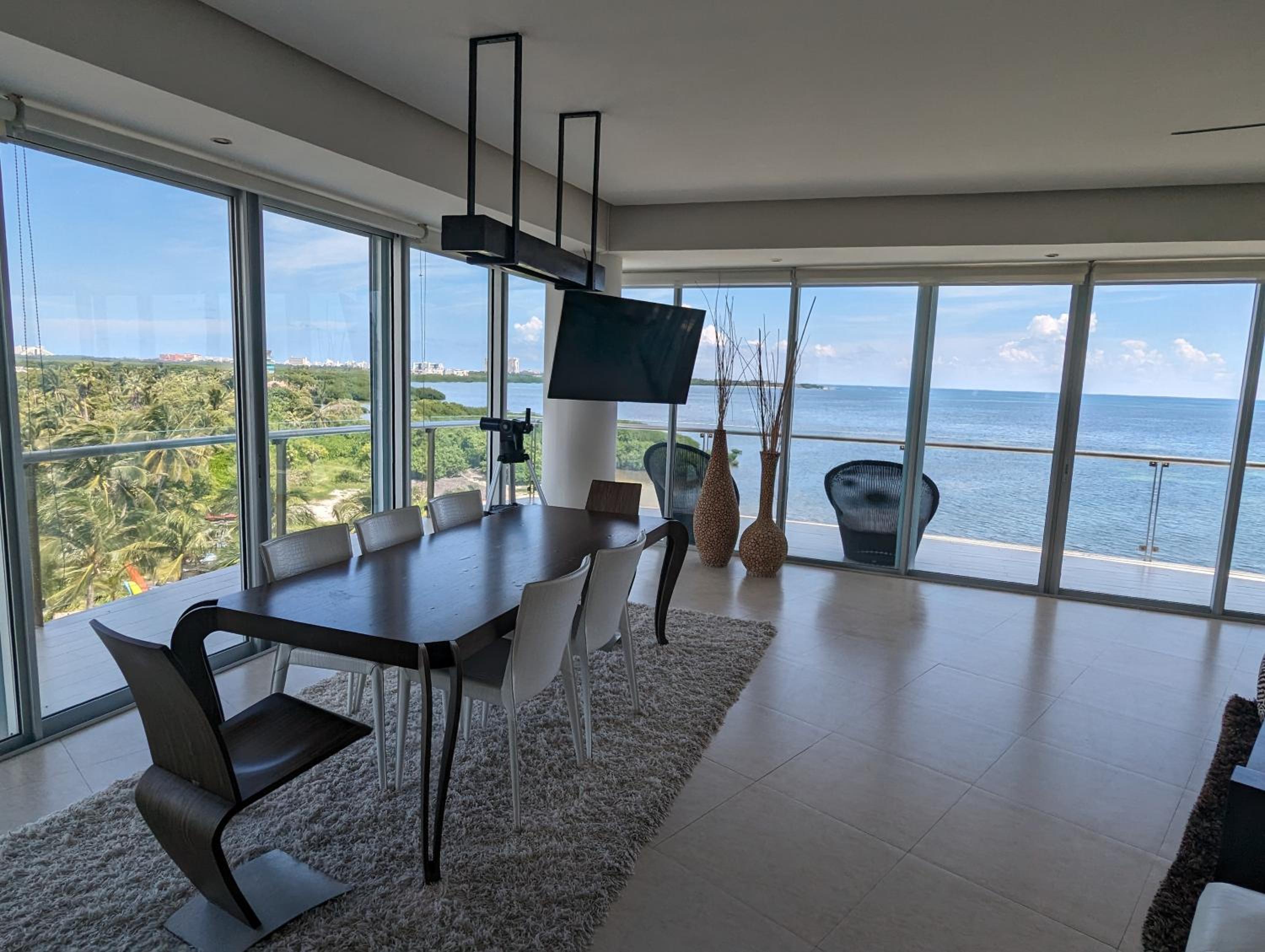 Peninsula Luxury Apartments with ocean front and espectacular views - no pets