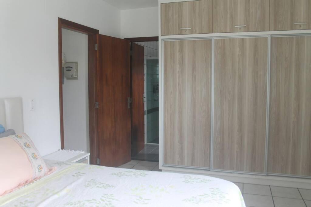 Pé na areia, casa de frente para o mar, 04 quartos, 04 banheiros
