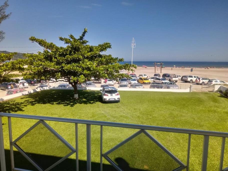 Pé na areia, casa de frente para o mar, 04 quartos, 04 banheiros