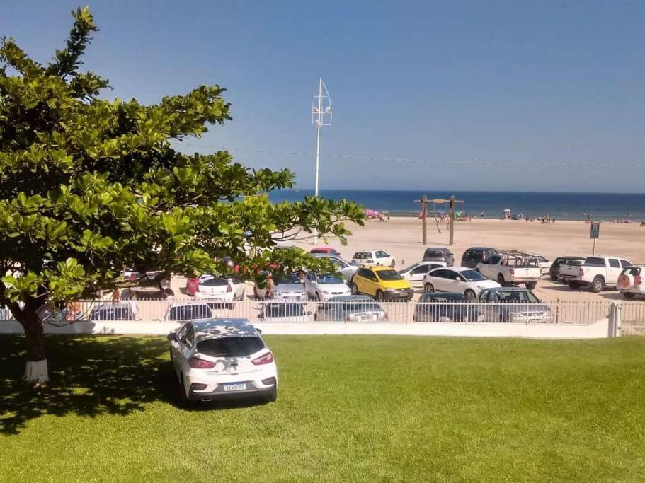 Pé na areia, casa de frente para o mar, 04 quartos, 04 banheiros