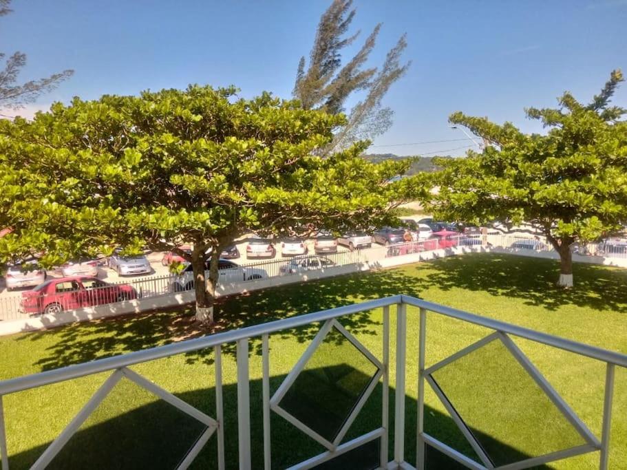 Pé na areia, casa de frente para o mar, 04 quartos, 04 banheiros