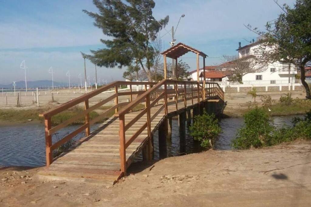 Pé na areia, casa de frente para o mar, 04 quartos, 04 banheiros