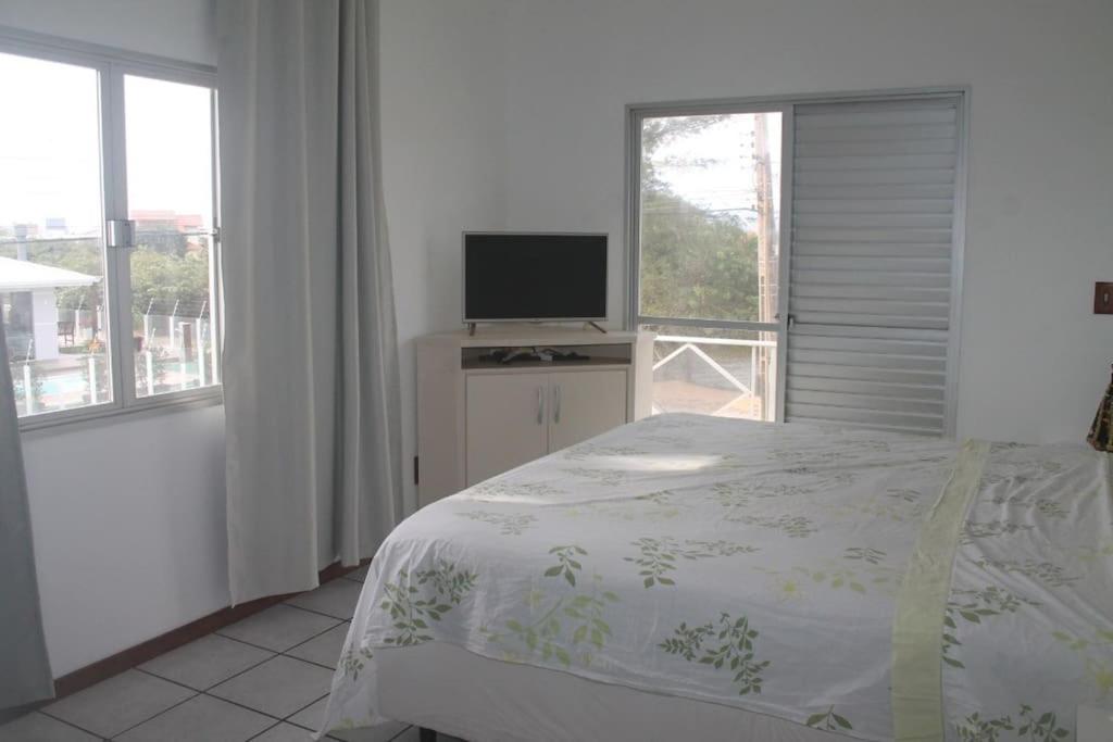 Pé na areia, casa de frente para o mar, 04 quartos, 04 banheiros
