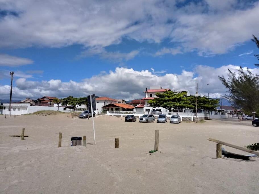Pé na areia, casa de frente para o mar, 04 quartos, 04 banheiros