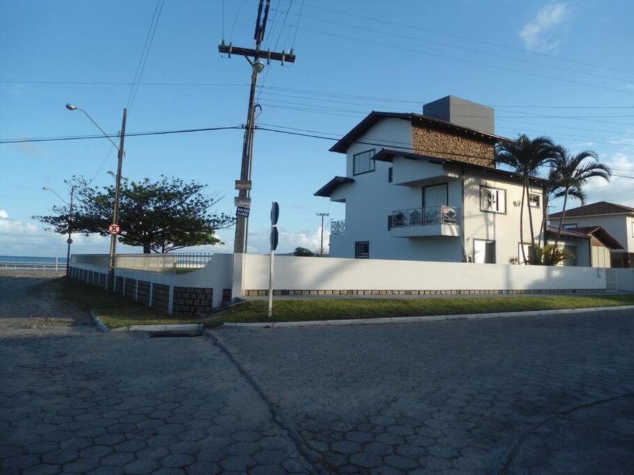 Pé na areia, casa de frente para o mar, 04 quartos, 04 banheiros