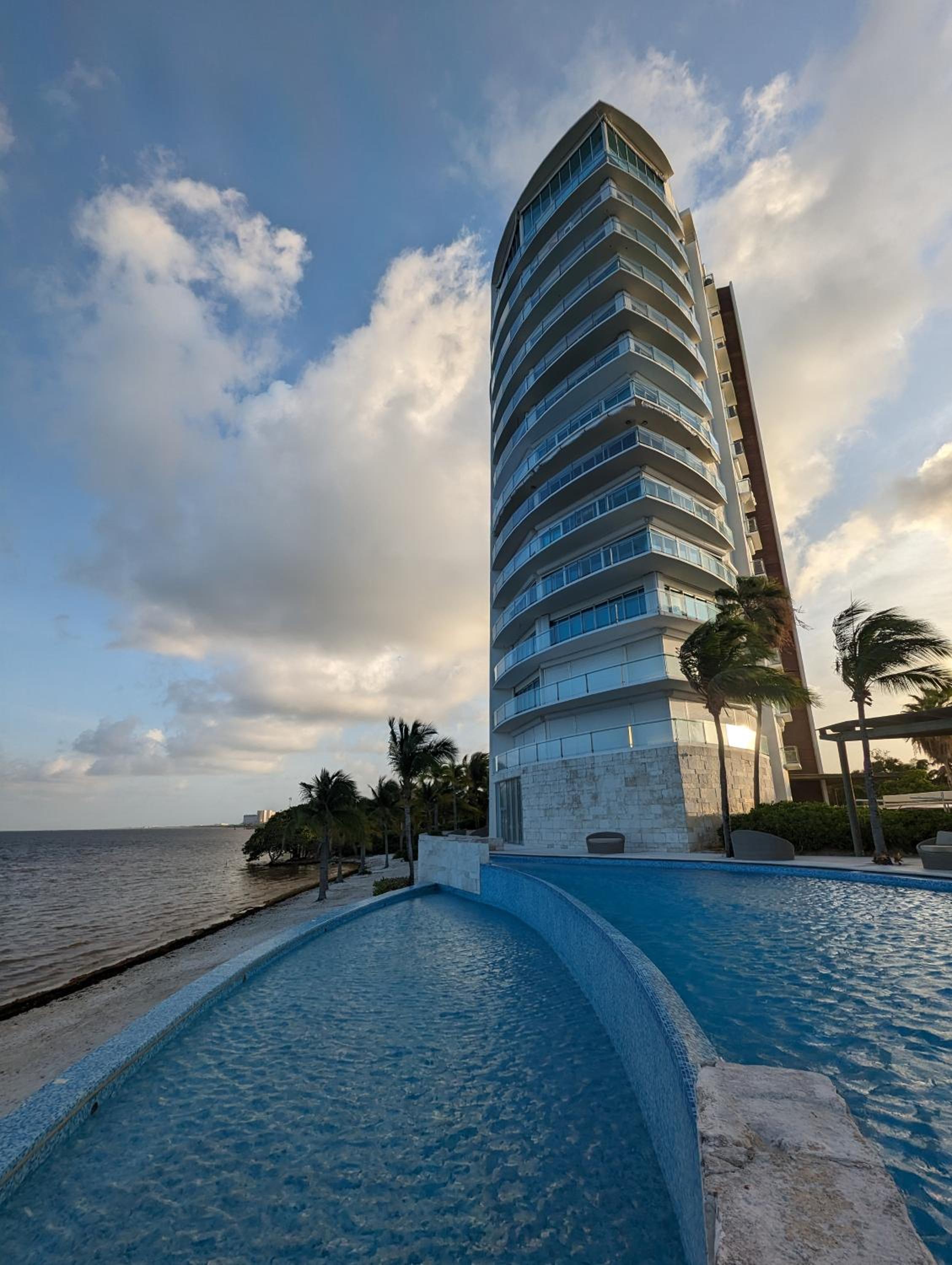 Peninsula Luxury Apartments with ocean front and espectacular views - no pets
