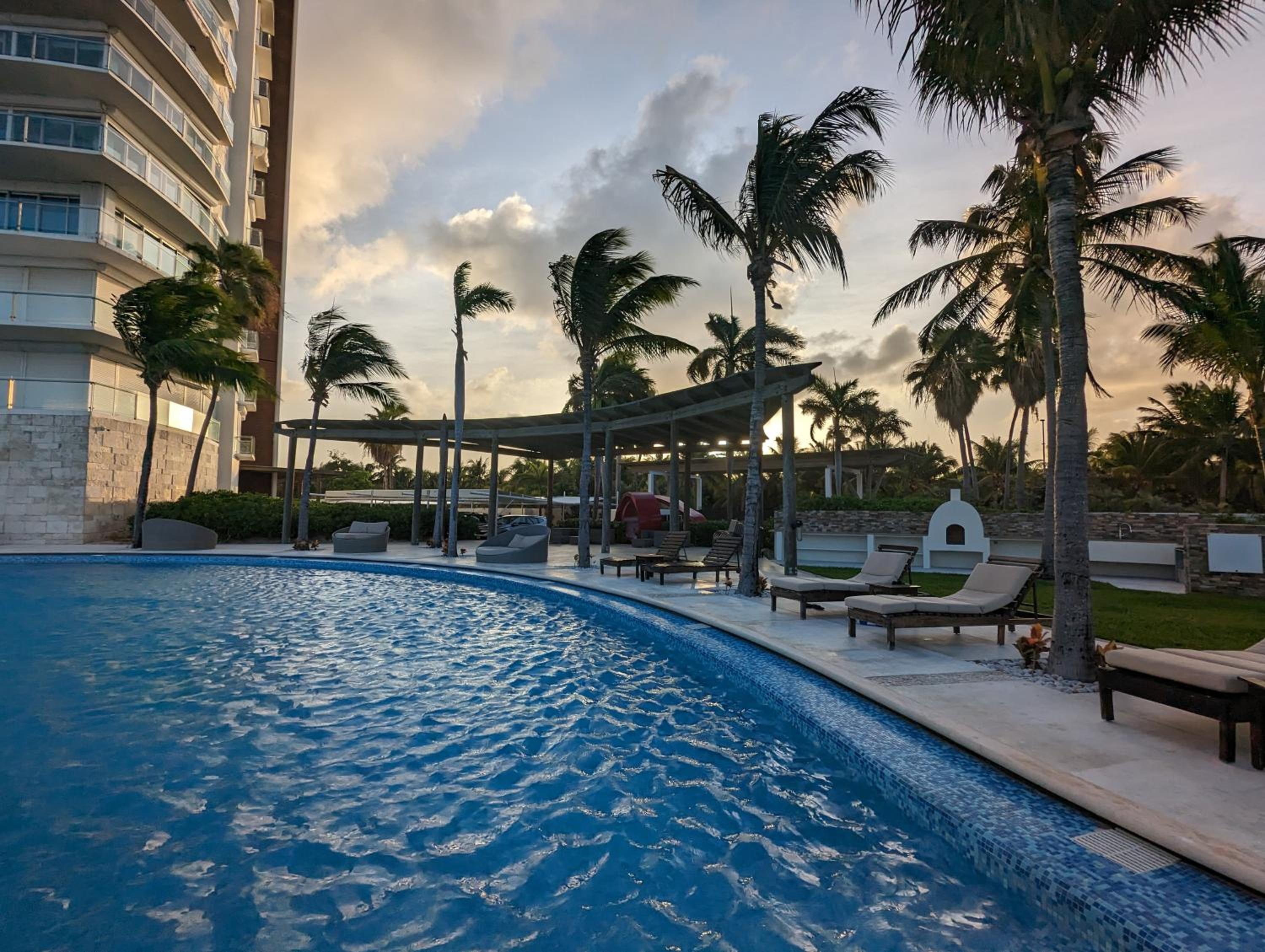 Peninsula Luxury Apartments with ocean front and espectacular views - no pets