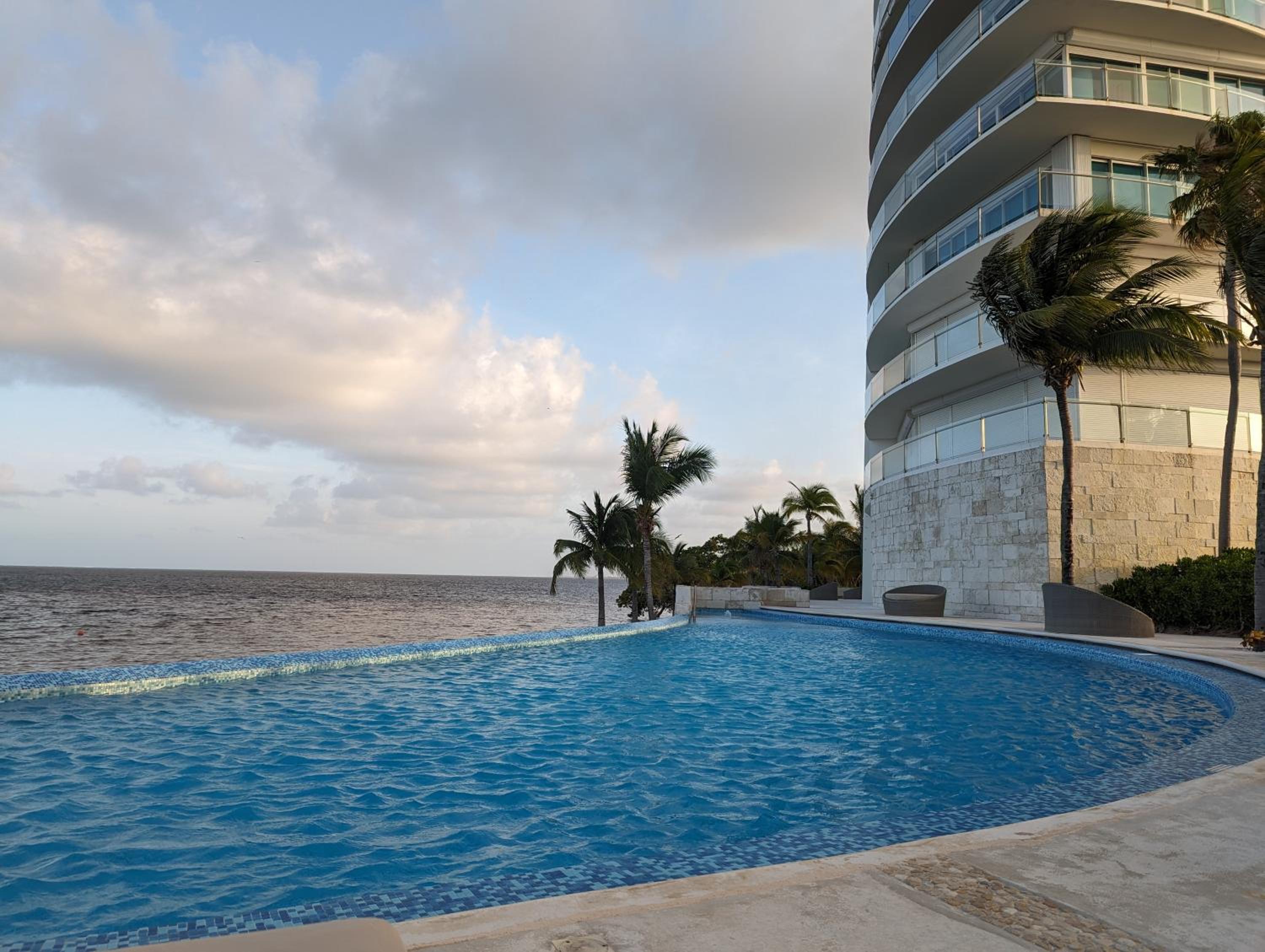 Peninsula Luxury Apartments with ocean front and espectacular views - no pets