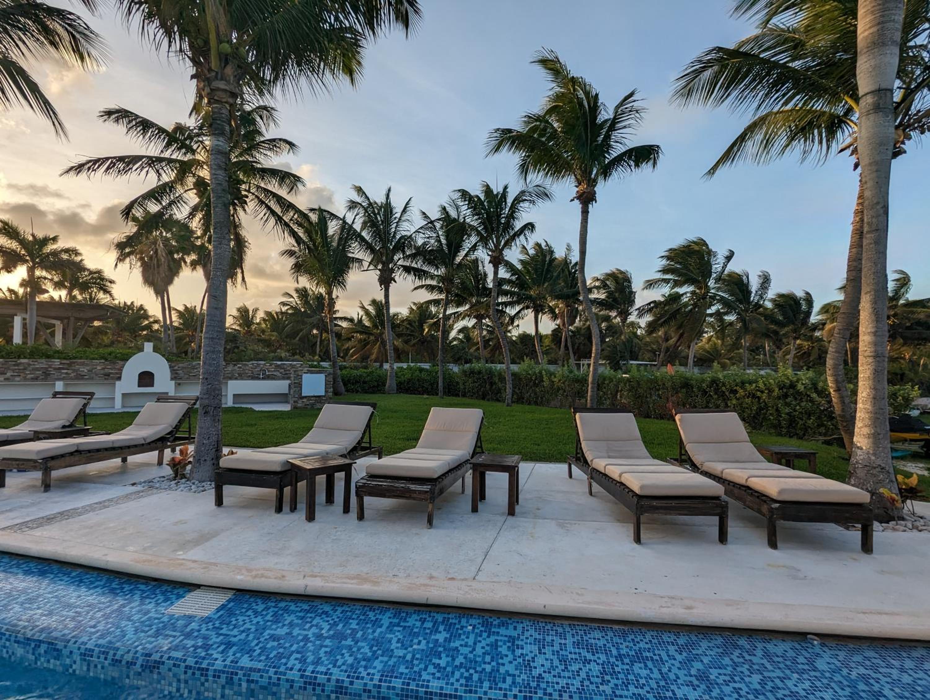 Peninsula Luxury Apartments with ocean front and espectacular views - no pets