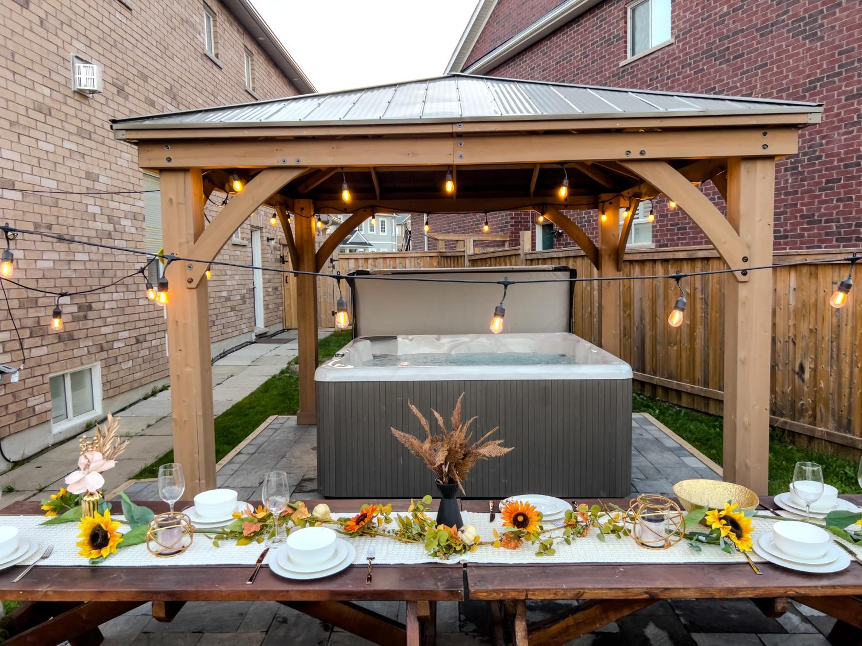 Oshawa Family Haven - Luxury 7BR Villa with Cozy Fireplaces & Hot Tub