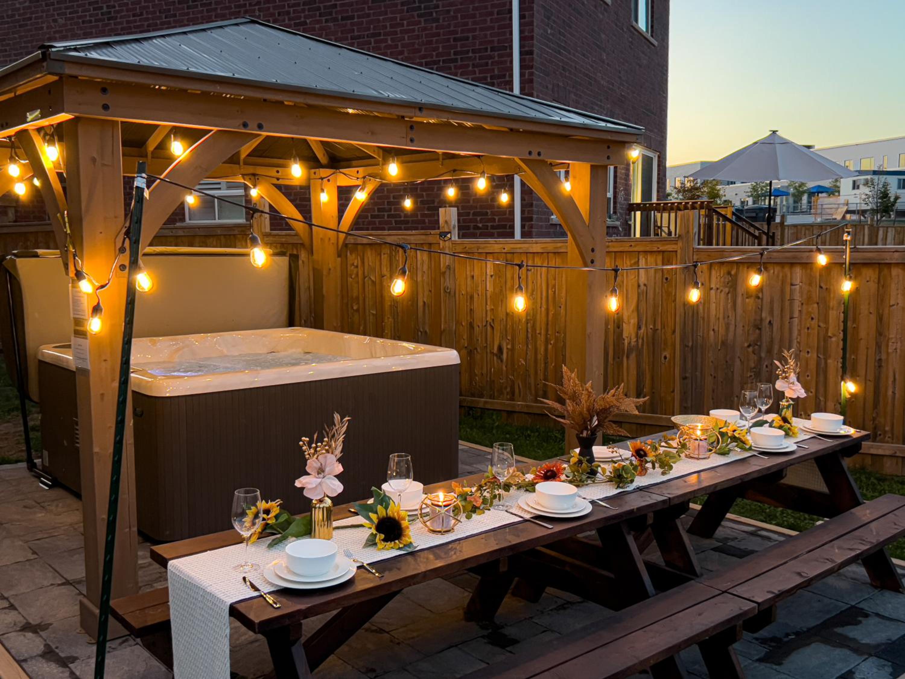 Oshawa Family Haven - Luxury 7BR Villa with Cozy Fireplaces & Hot Tub