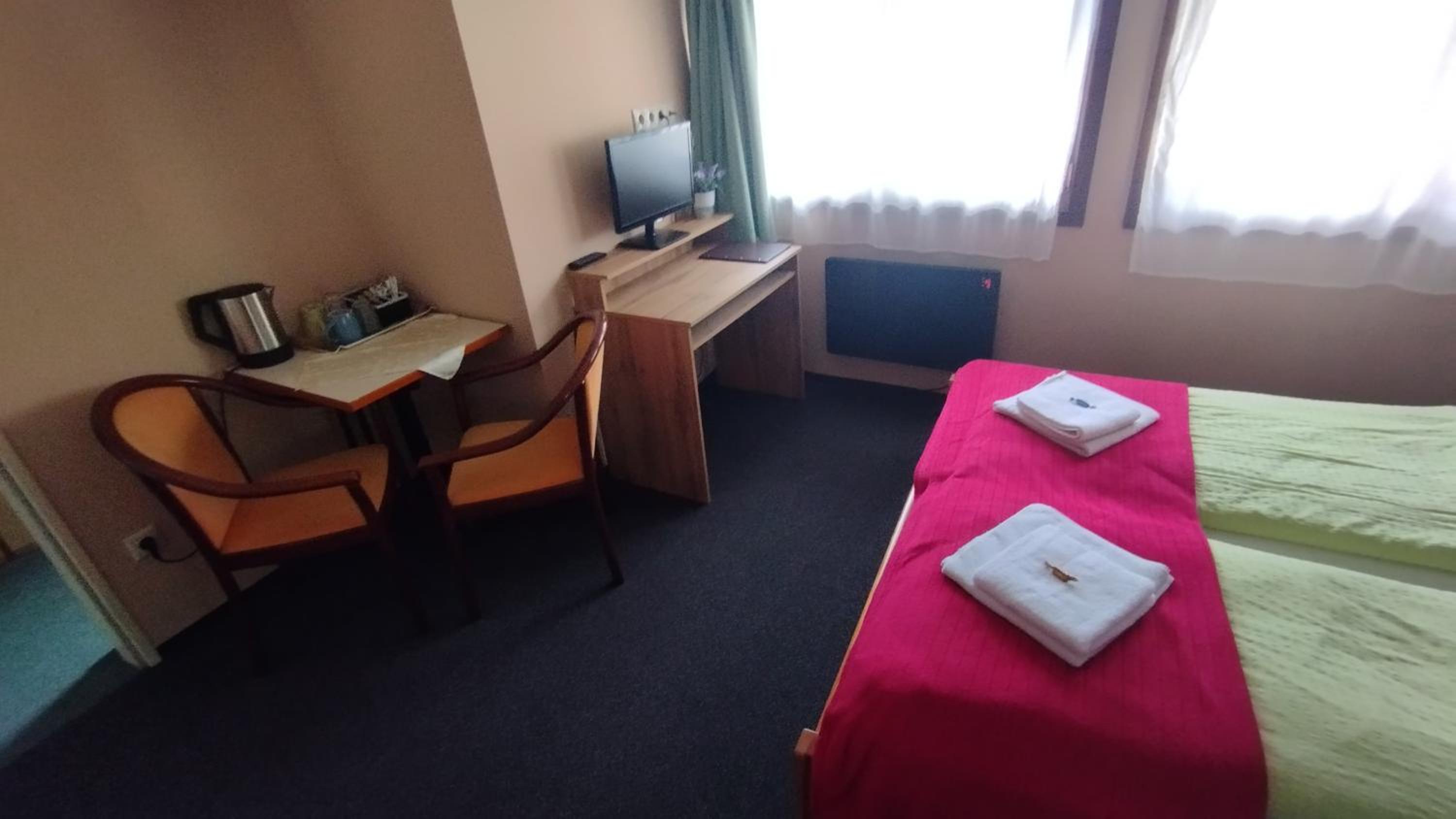 Jasmin Pension Central Location Shared Kitchen Pet Friendly