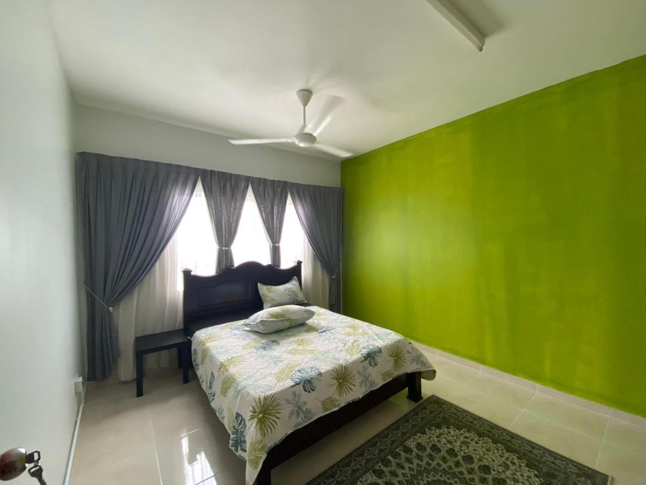 ALEENA STAYCATION @ APARTMENT TOK PELAM PANTAI BATU BURUK