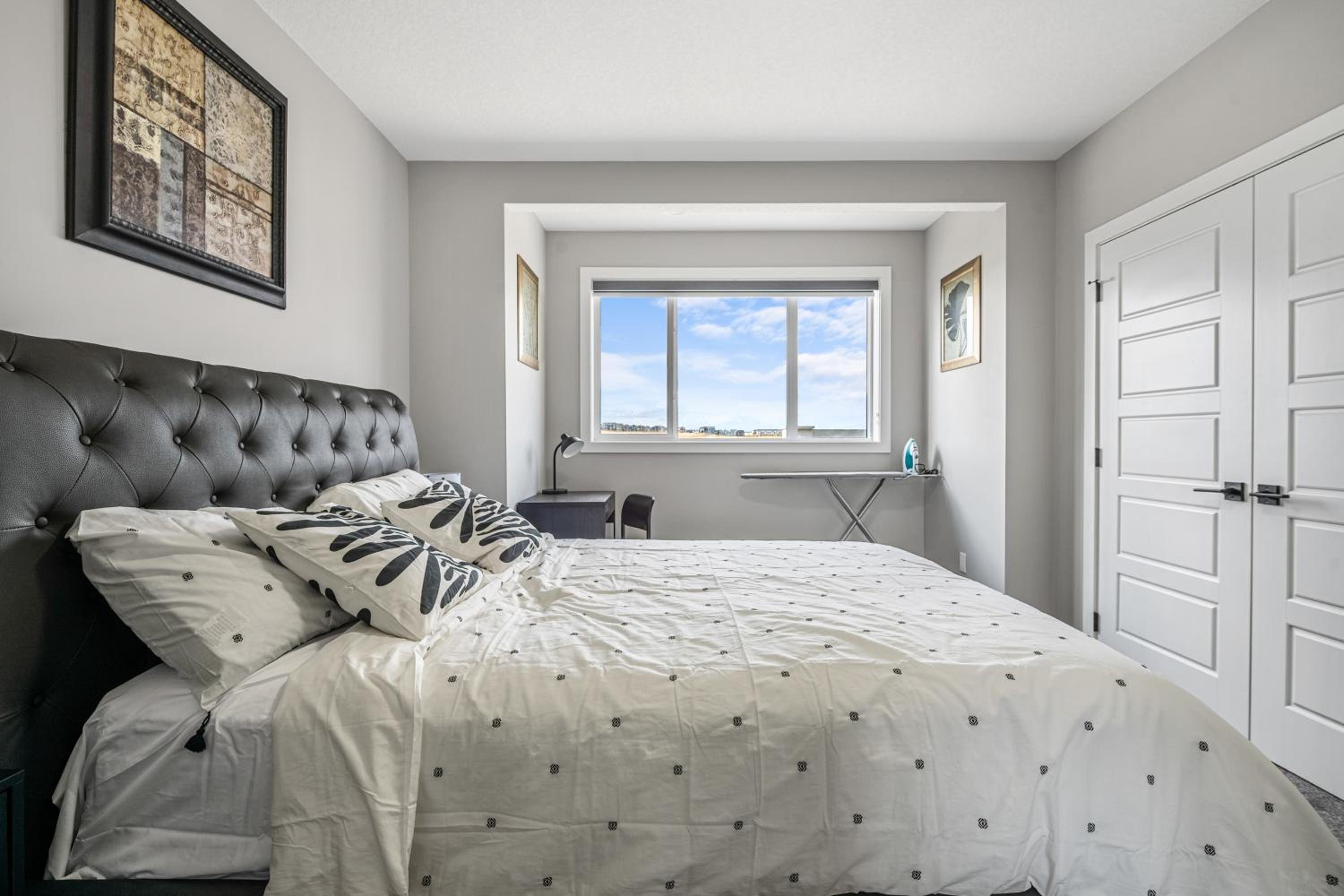 Sunny Walk-out Unit, Free HiSpeed Wi-Fi and Parking, Near Grocery