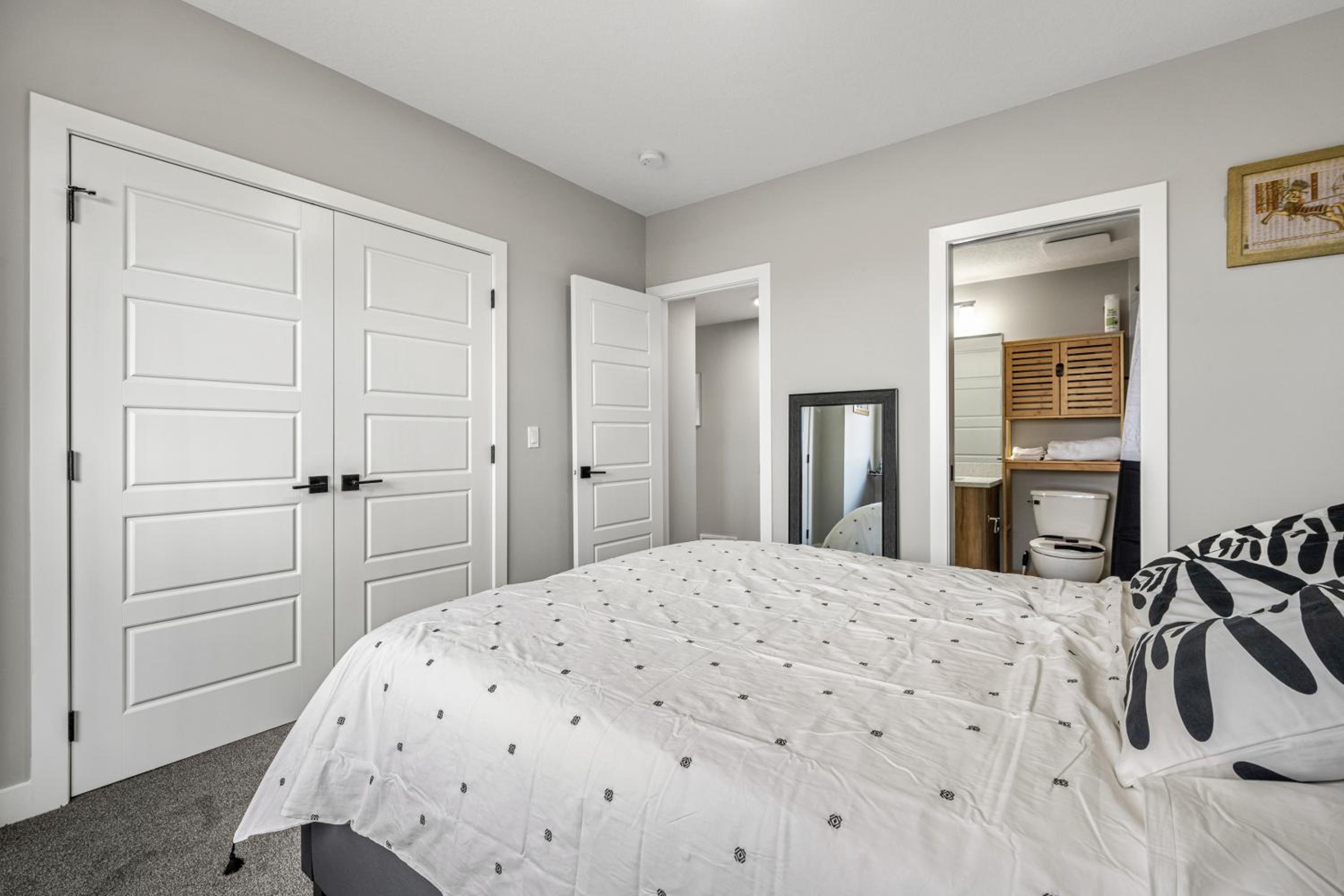 Sunny Walk-out Unit, Free HiSpeed Wi-Fi and Parking, Near Grocery