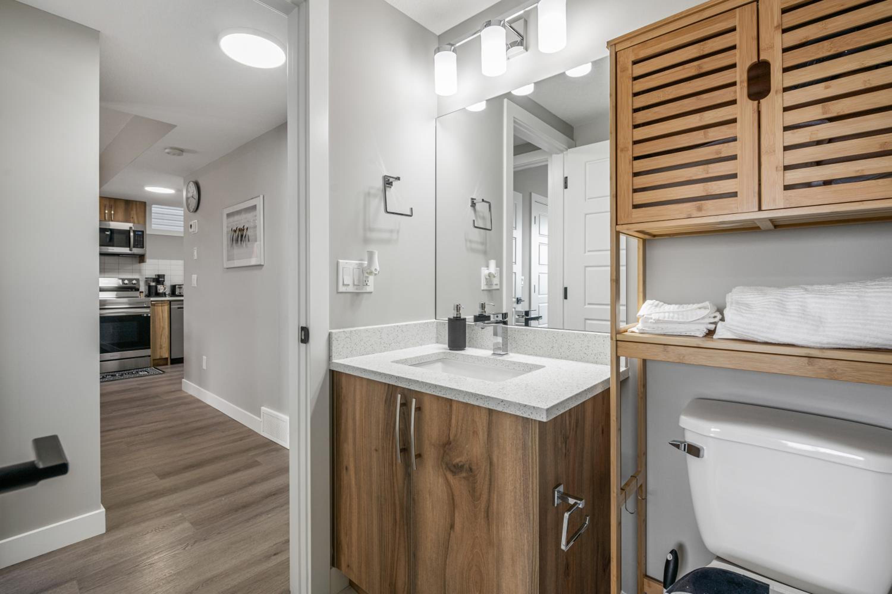 Sunny Walk-out Unit, Free HiSpeed Wi-Fi and Parking, Near Grocery