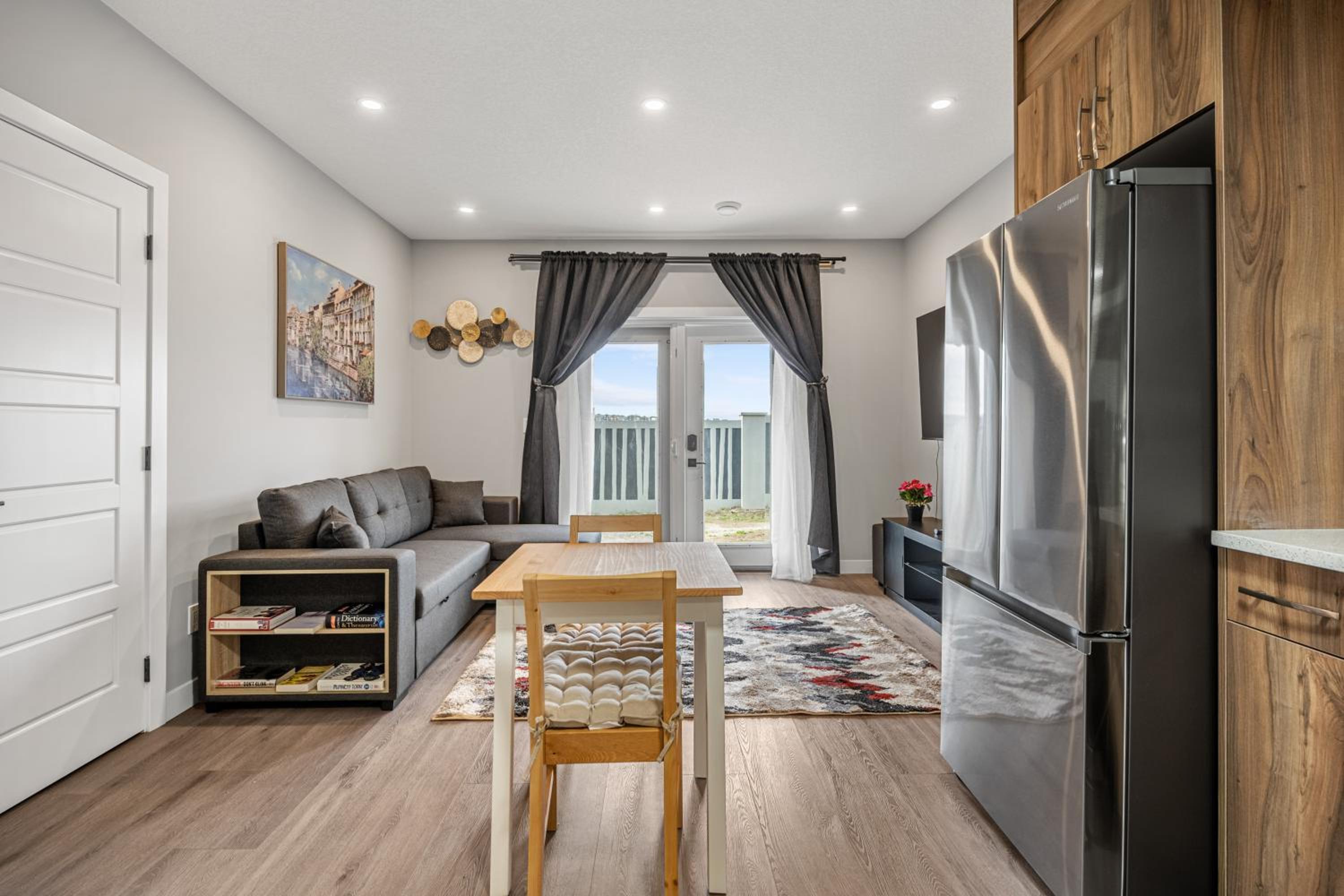 Sunny Walk-out Unit, Free HiSpeed Wi-Fi and Parking, Near Grocery