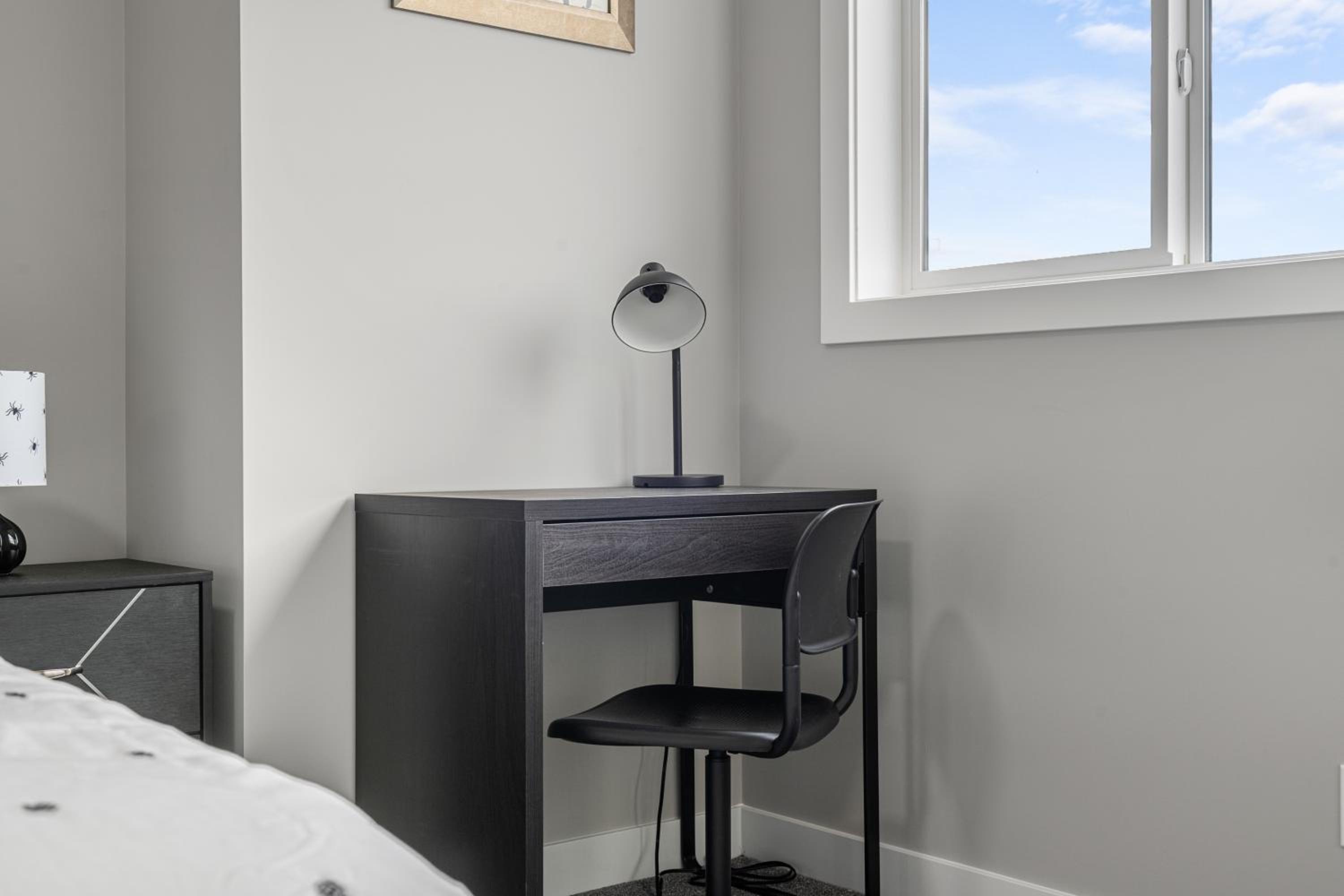 Sunny Walk-out Unit, Free HiSpeed Wi-Fi and Parking, Near Grocery