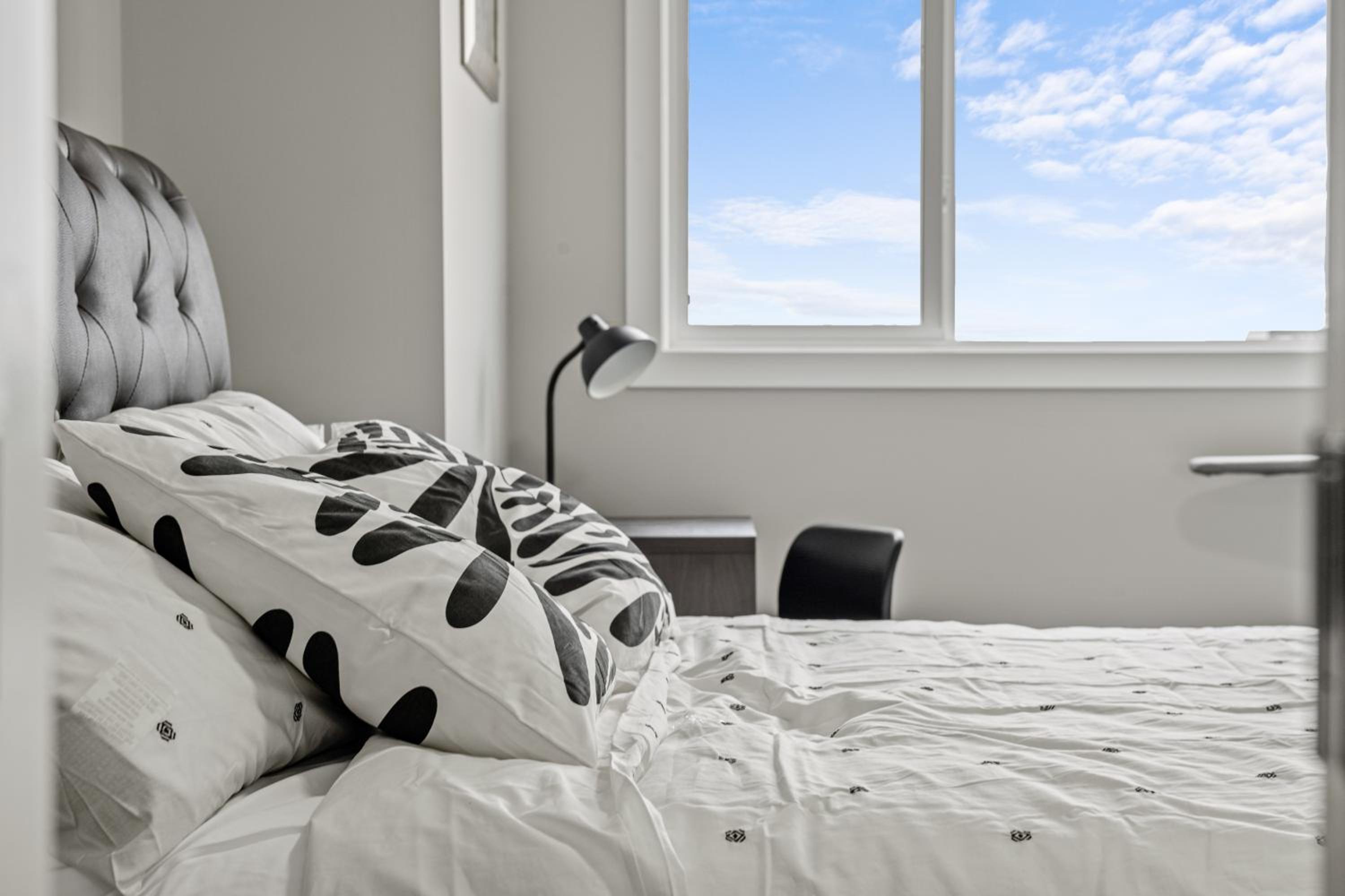 Sunny Walk-out Unit, Free HiSpeed Wi-Fi and Parking, Near Grocery