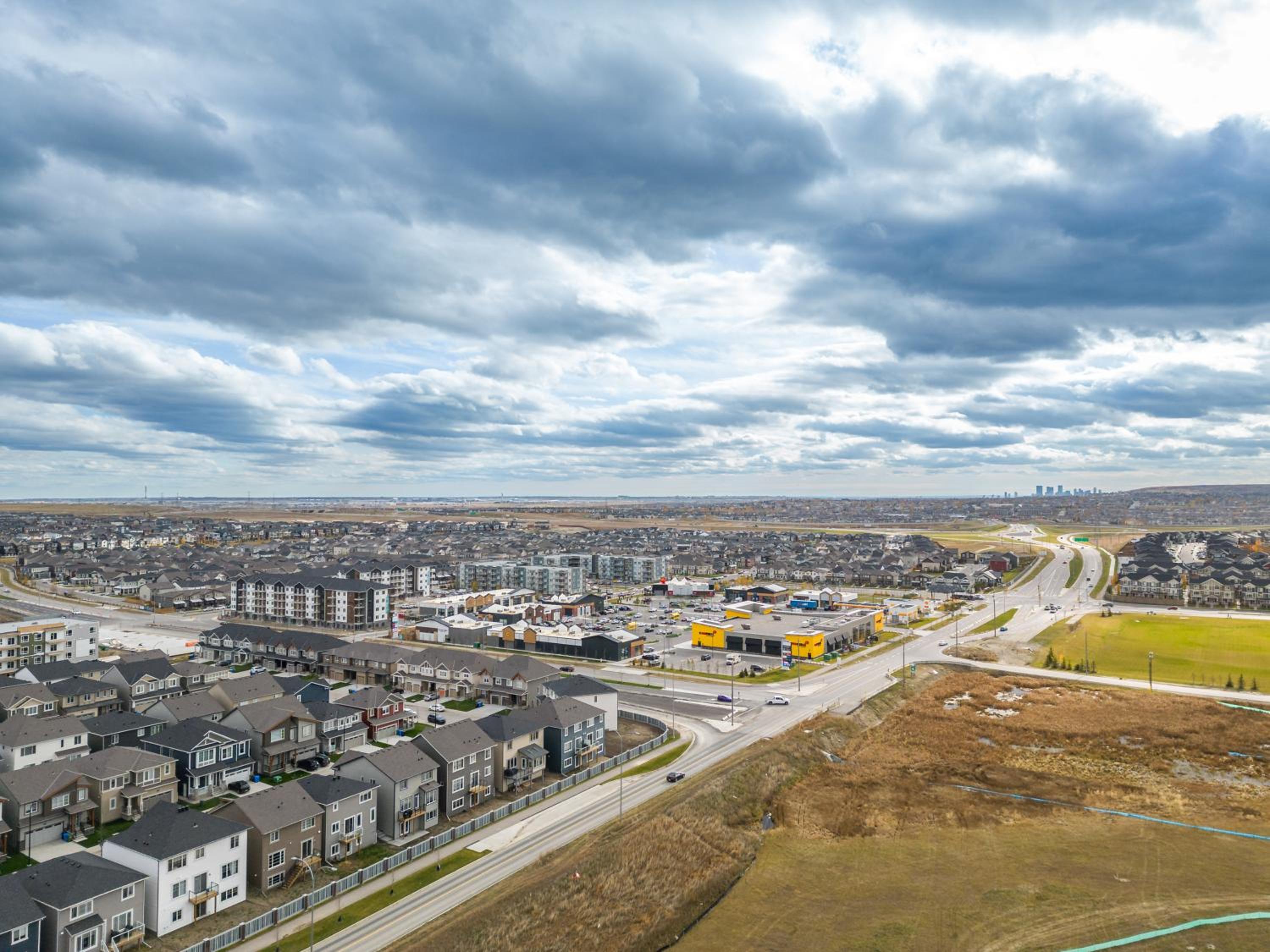 Sunny Walk-out Unit, Free HiSpeed Wi-Fi and Parking, Near Grocery
