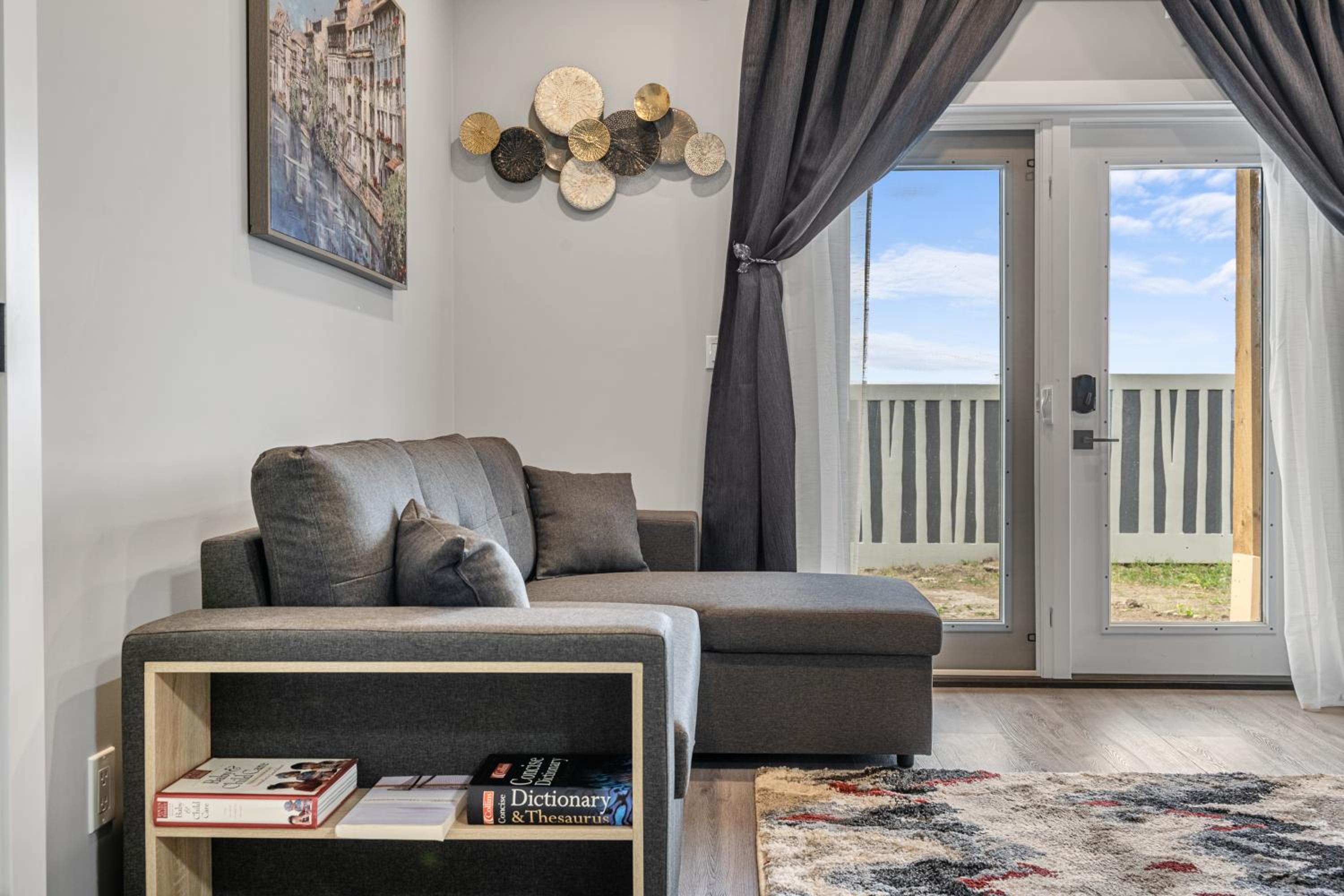 Sunny Walk-out Unit, Free HiSpeed Wi-Fi and Parking, Near Grocery