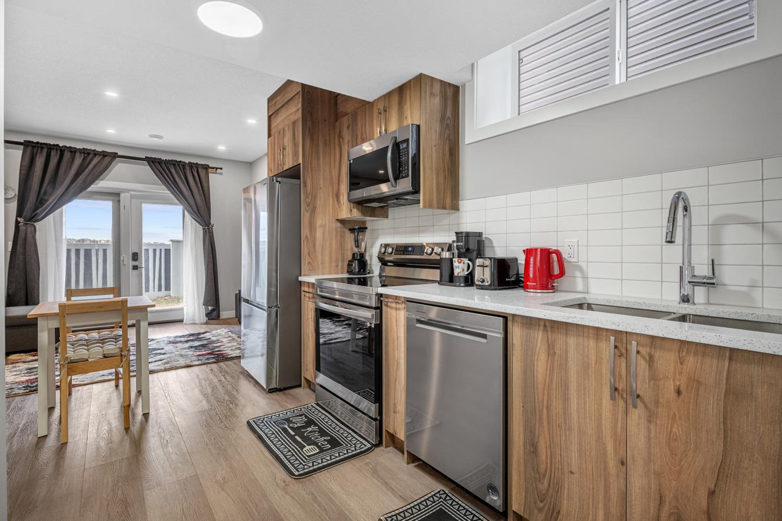 Sunny Walk-out Unit, Free HiSpeed Wi-Fi and Parking, Near Grocery