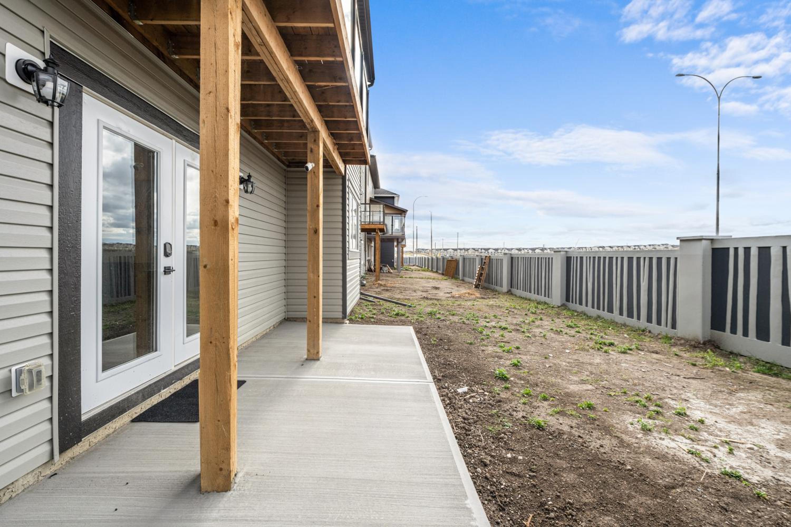 Sunny Walk-out Unit, Free HiSpeed Wi-Fi and Parking, Near Grocery