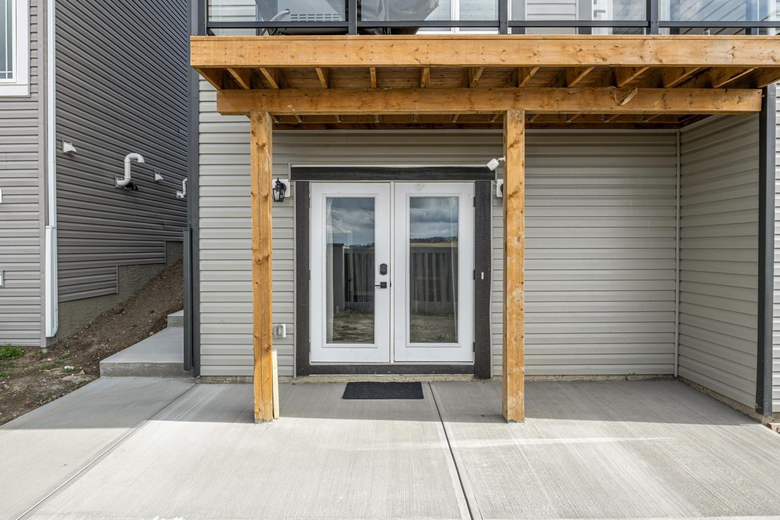 Sunny Walk-out Unit, Free HiSpeed Wi-Fi and Parking, Near Grocery