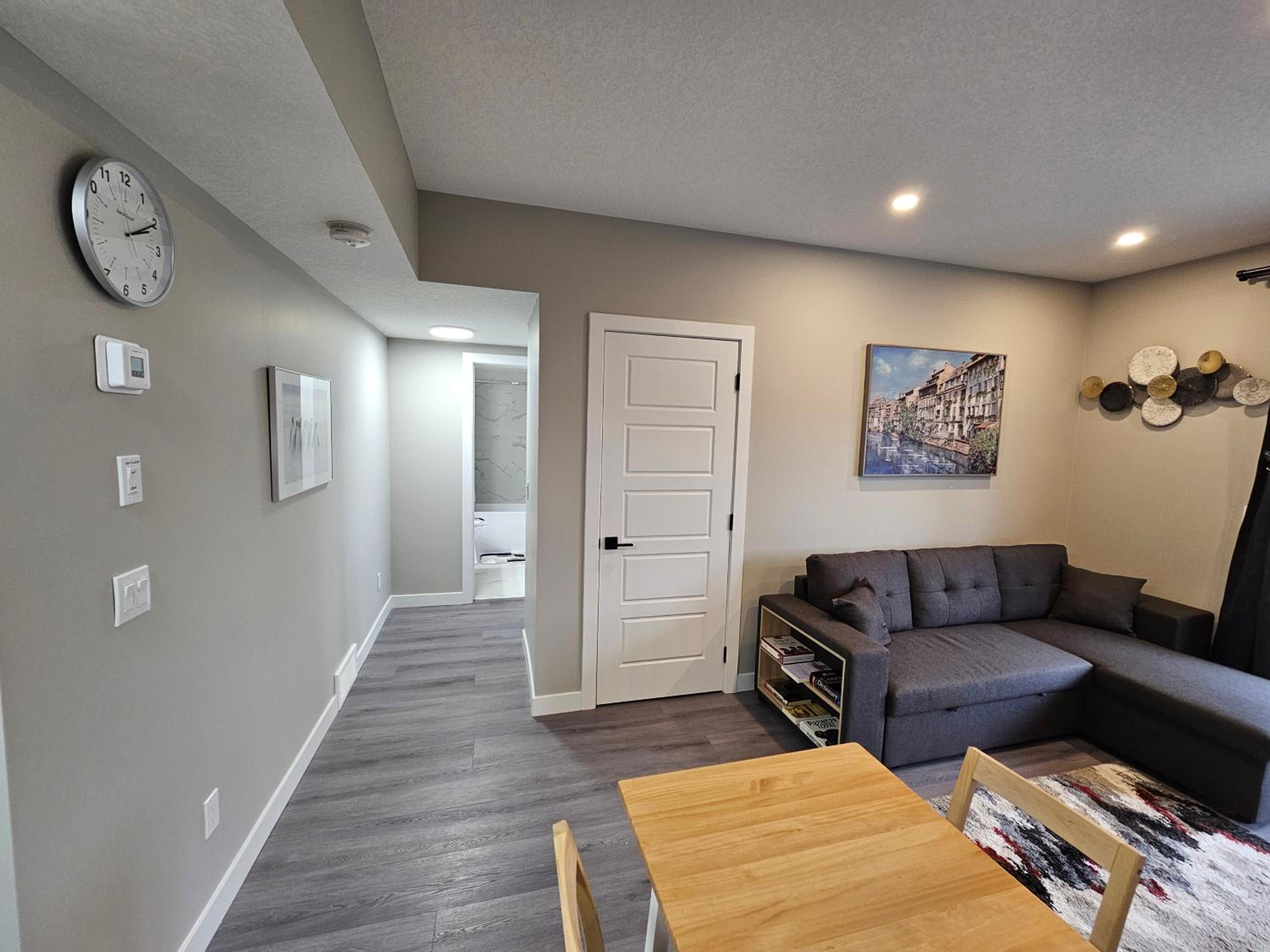 Sunny Walk-out Unit, Free HiSpeed Wi-Fi and Parking, Near Grocery