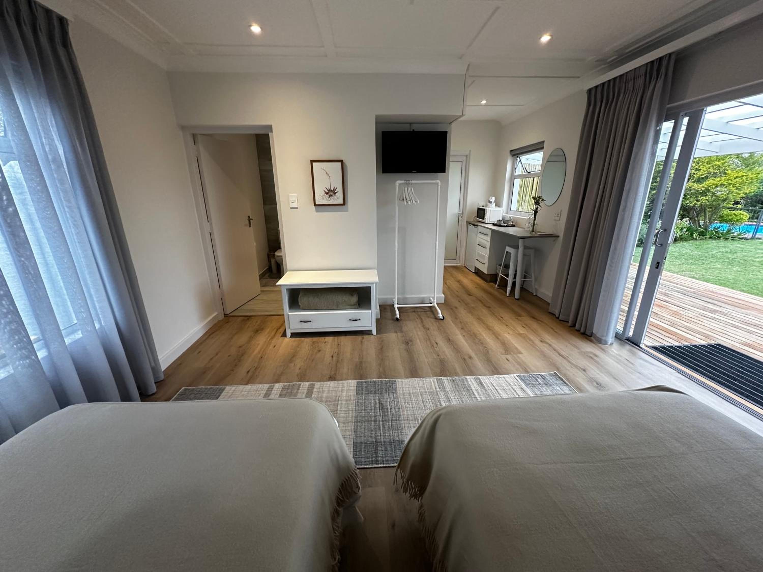 Whispering Oaks Guest House