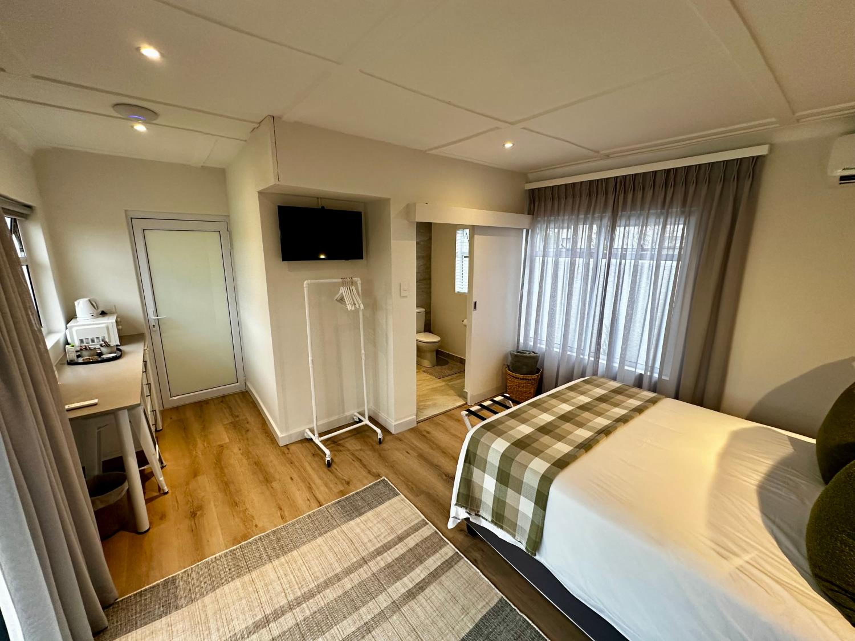 Whispering Oaks Guest House
