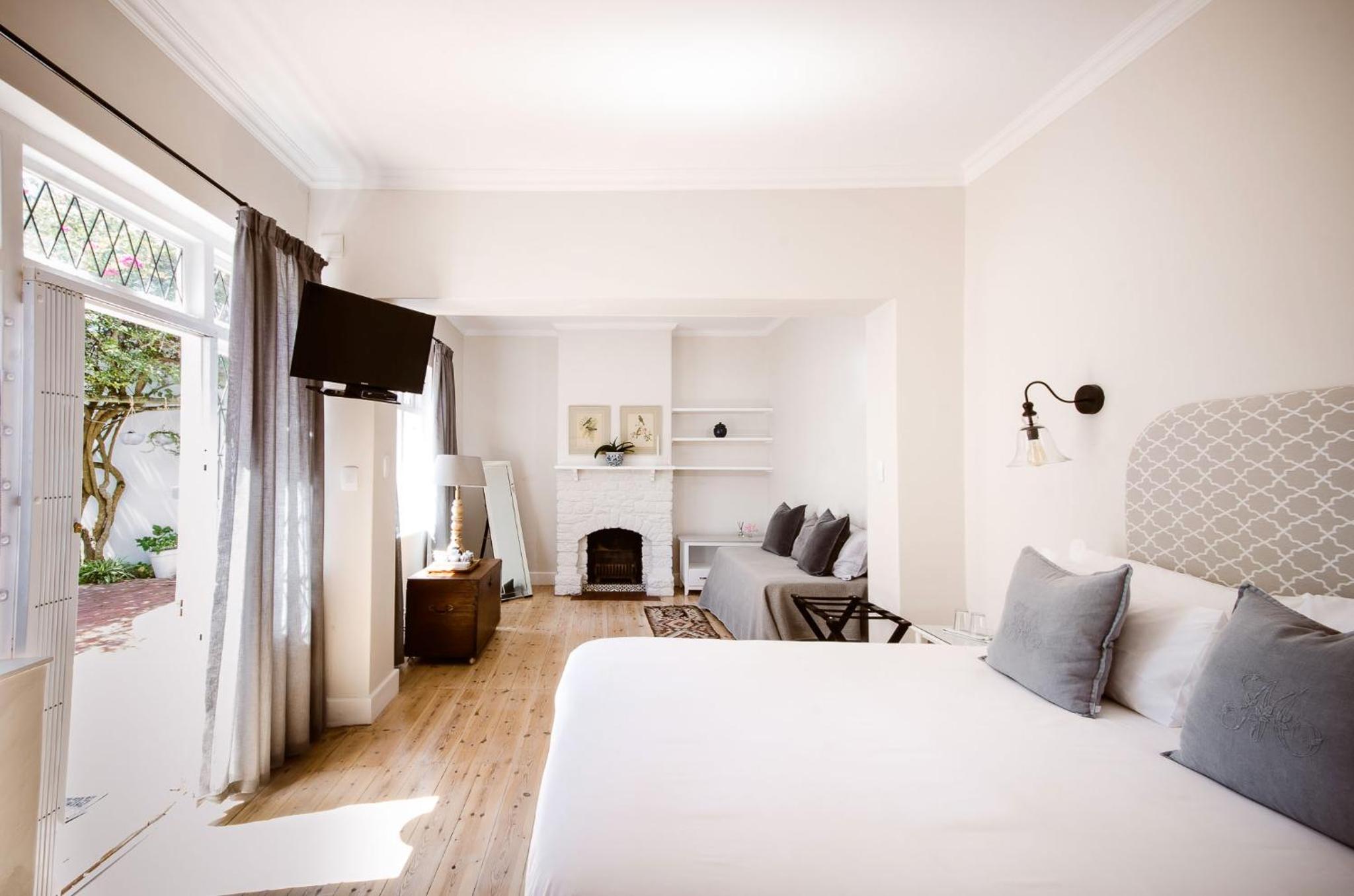 Whispering Oaks Guest House
