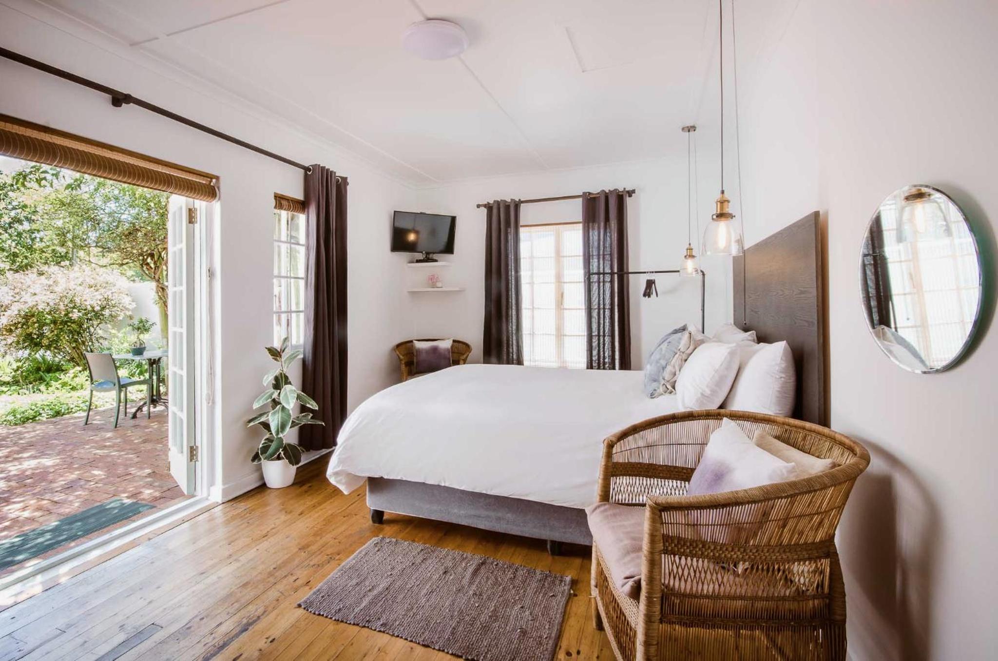 Whispering Oaks Guest House