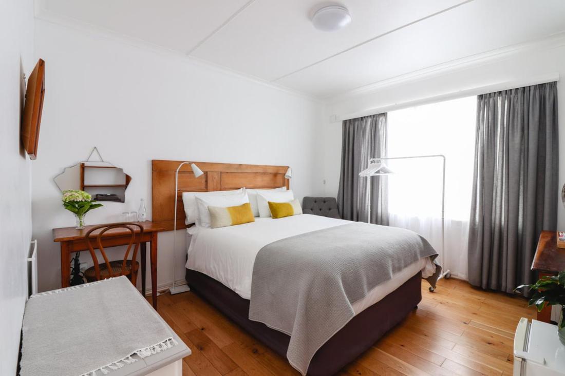 Whispering Oaks Guest House