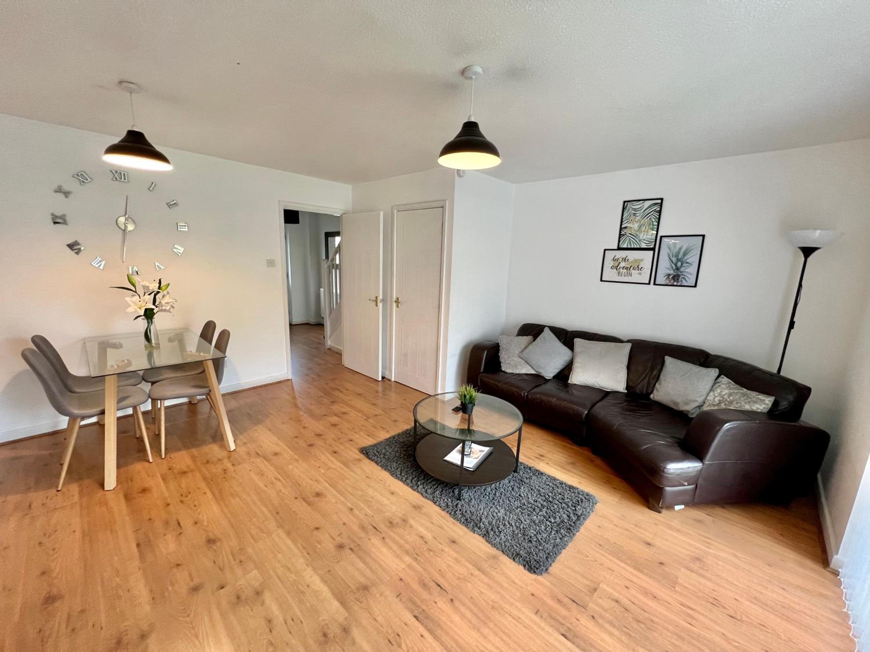 Convenient Manchester city centre 3BD with free parking view 4