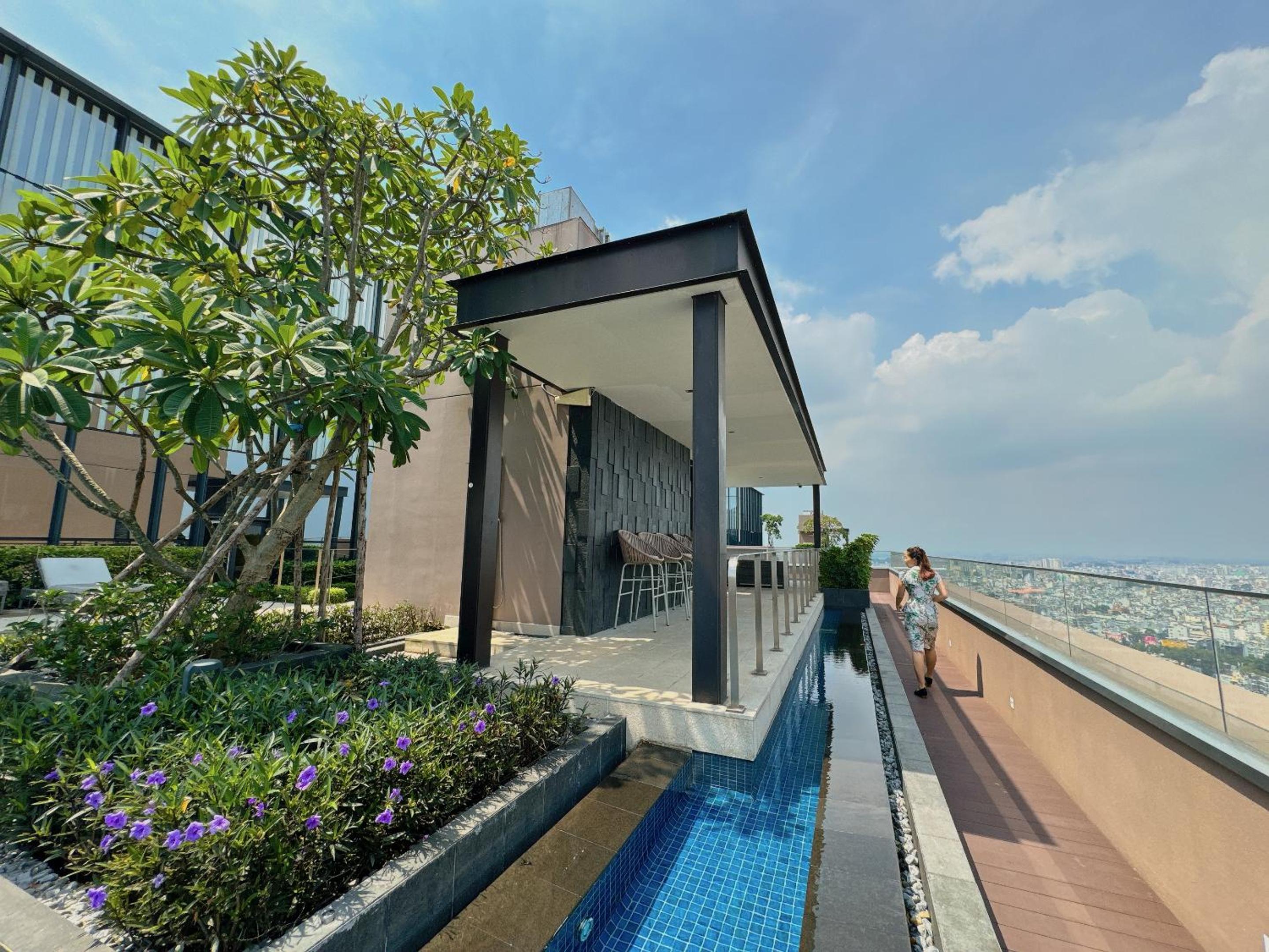 Four SeasonsThe MarQ D1freepickup-pool-gym-sauna