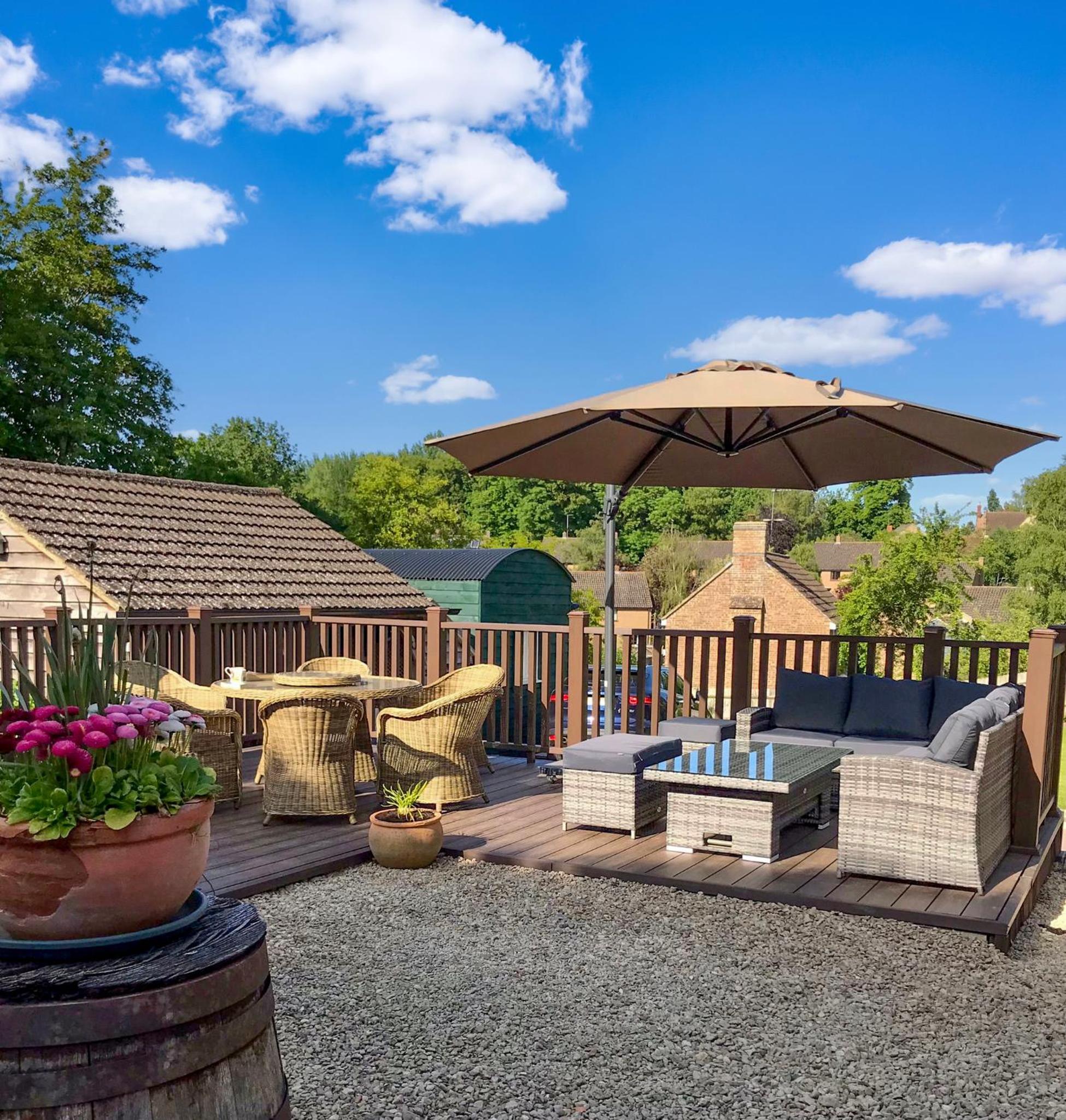 Hotel Beautiful Shepherd's Hut - Lois Weedon - Image 1