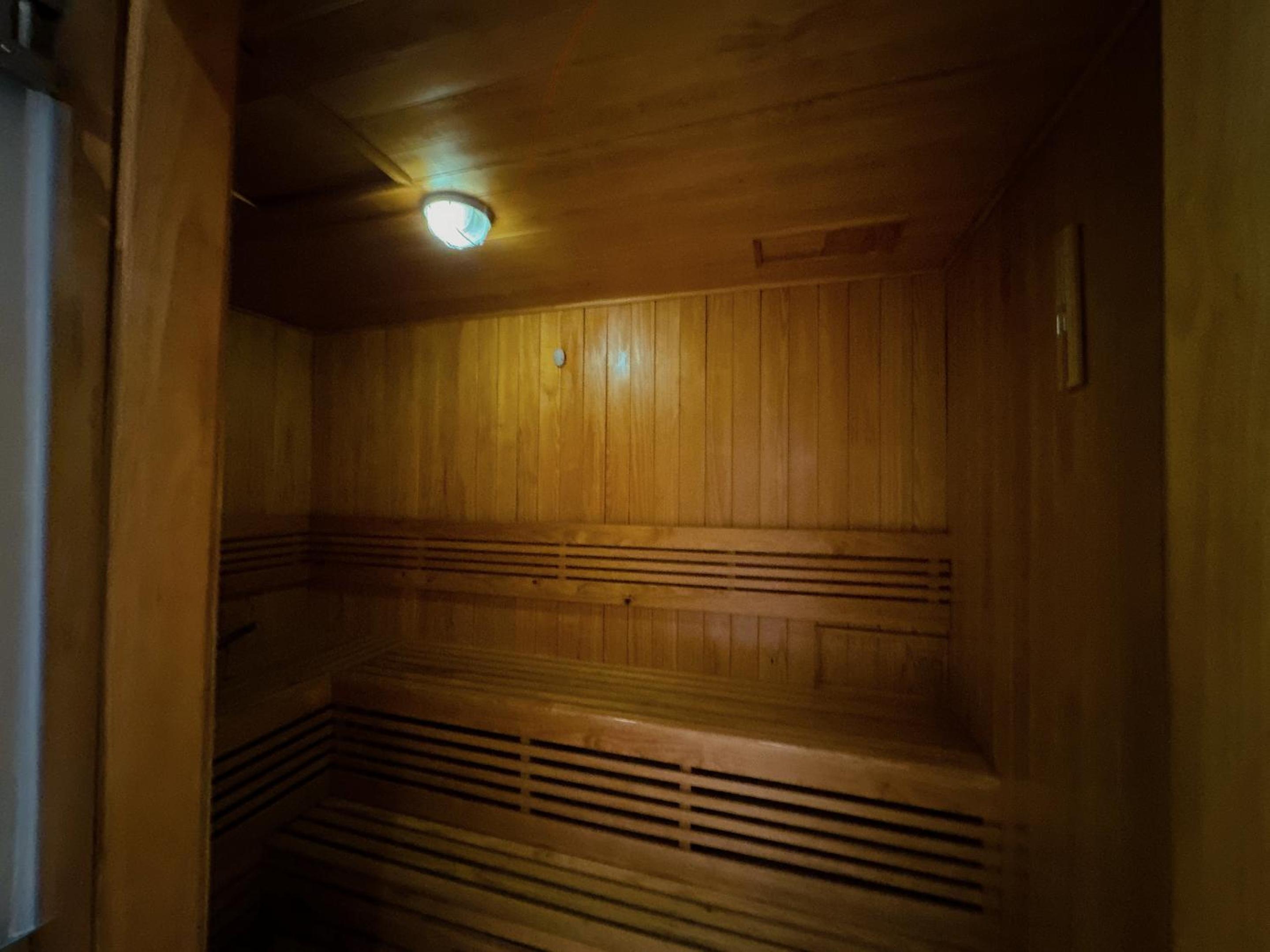 Four SeasonsThe MarQ D1freepickup-pool-gym-sauna