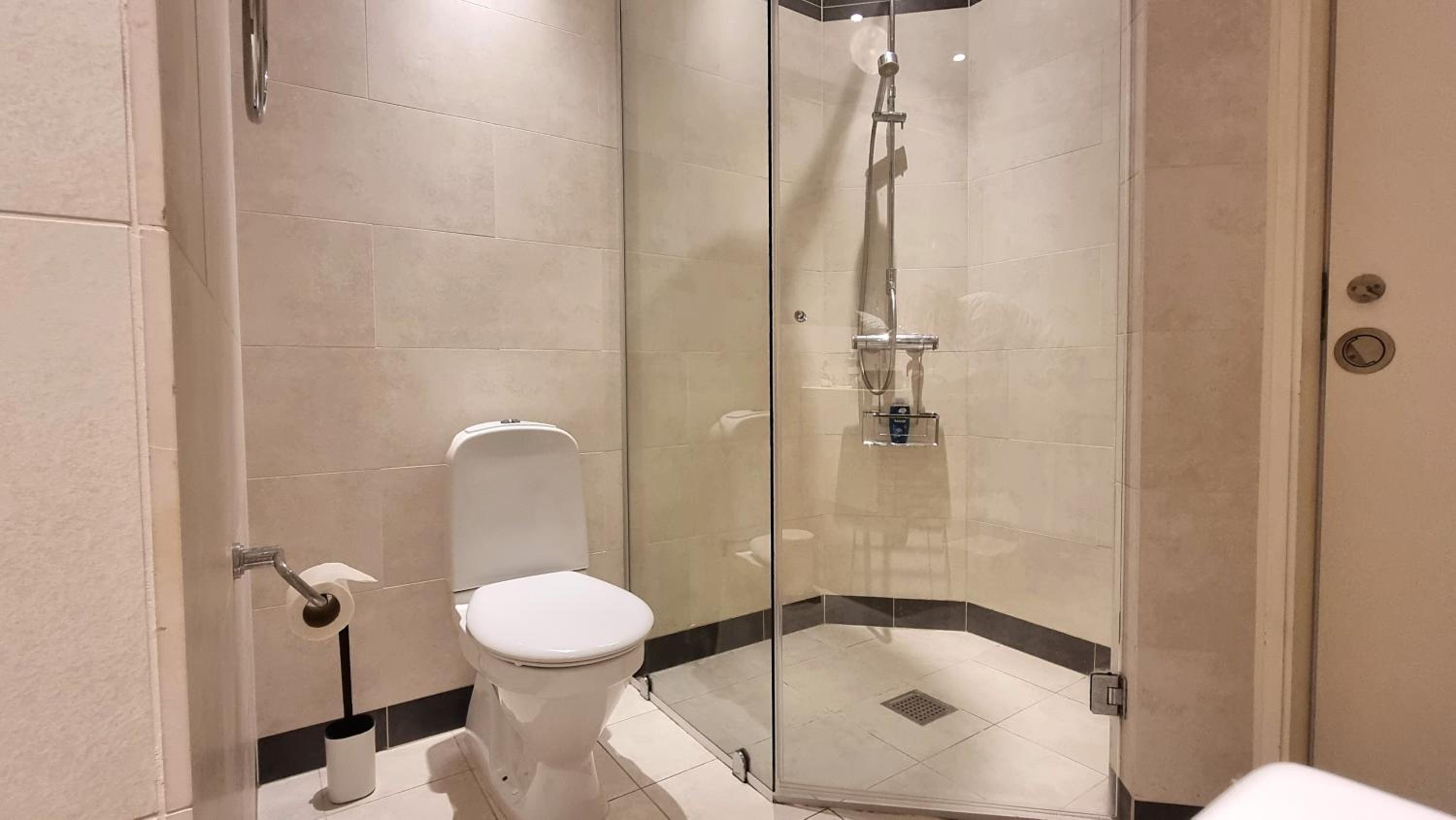 Fabulous studio apartment with aircon, parking and terrace ocean view view 5